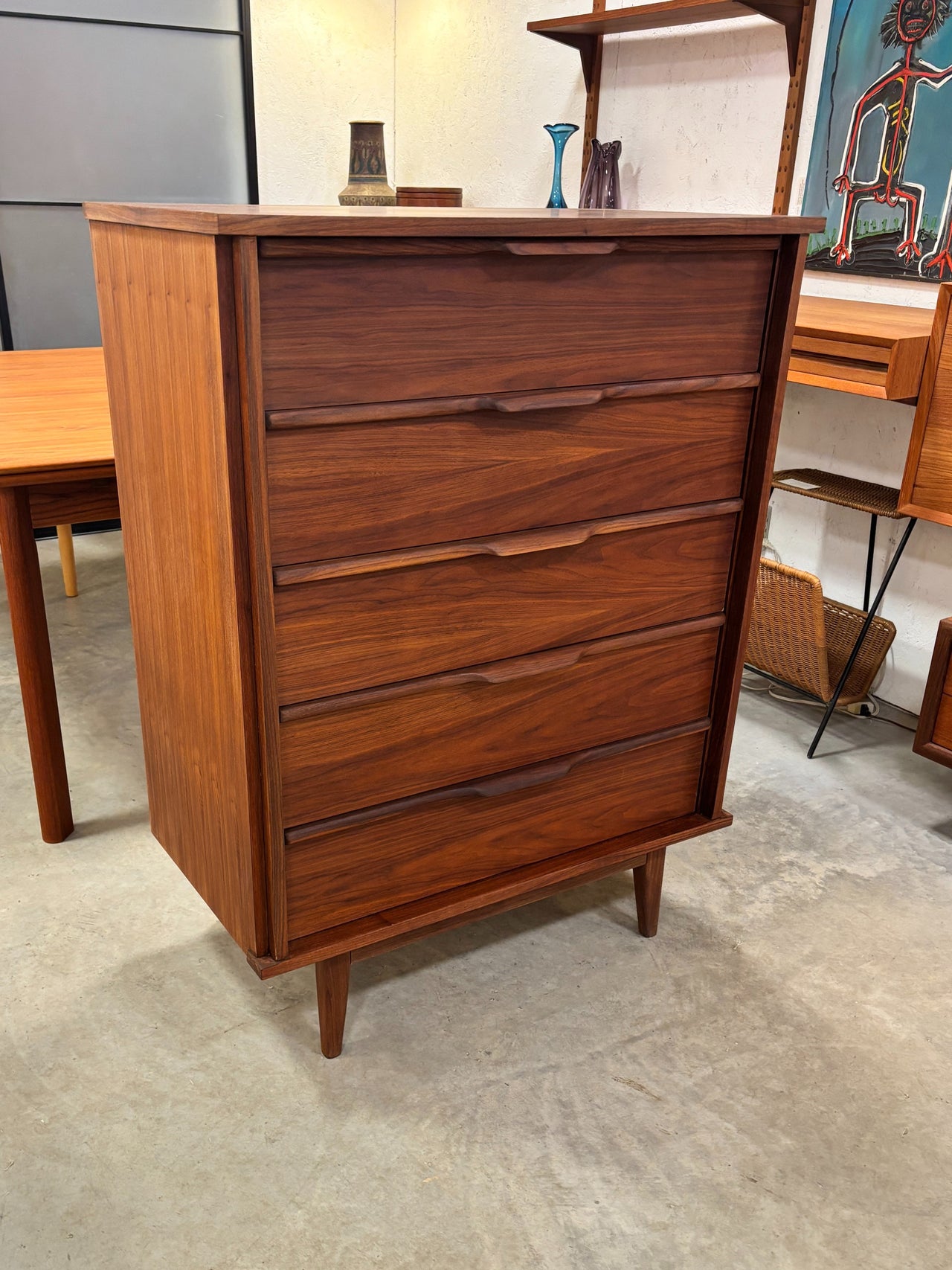 Commode haute mid century en noyer à 5 tiroirs, Canada circa 60