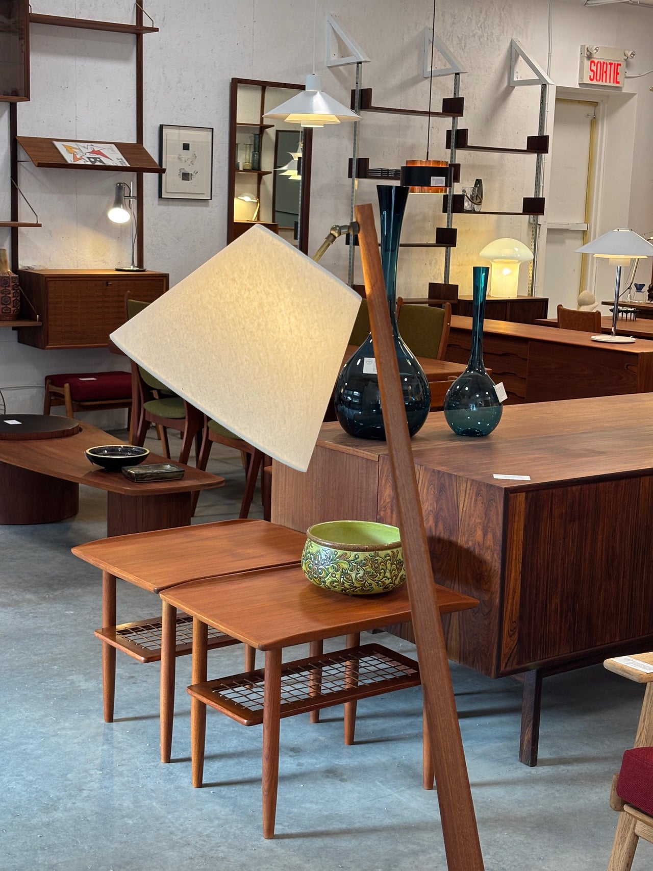 Lampe de sol scandinave en teck et fonte, circa 60