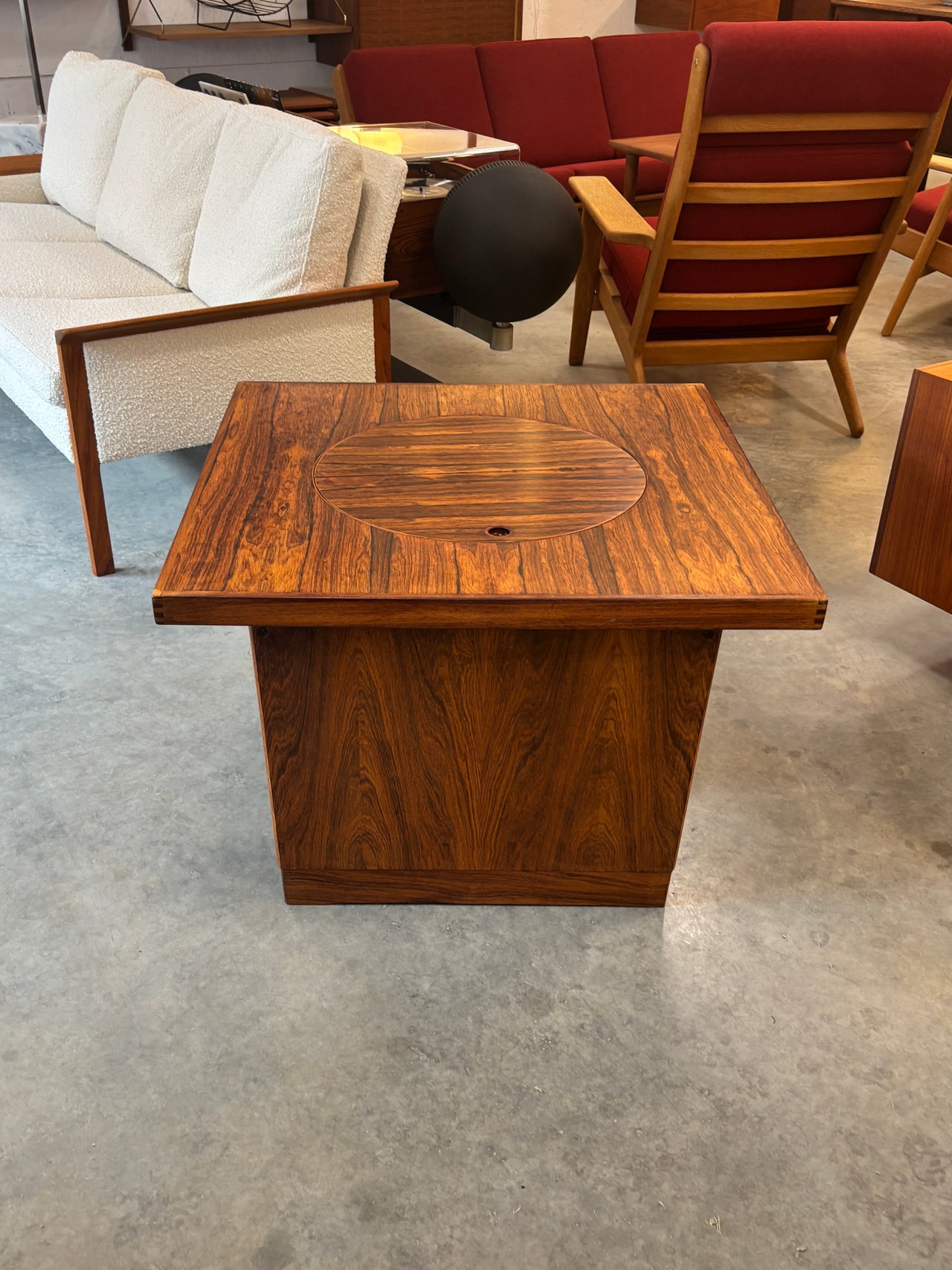 Table basse / bar en bois de rose par Bruksbo pour Haug Snekkeri, Norvège circa 60