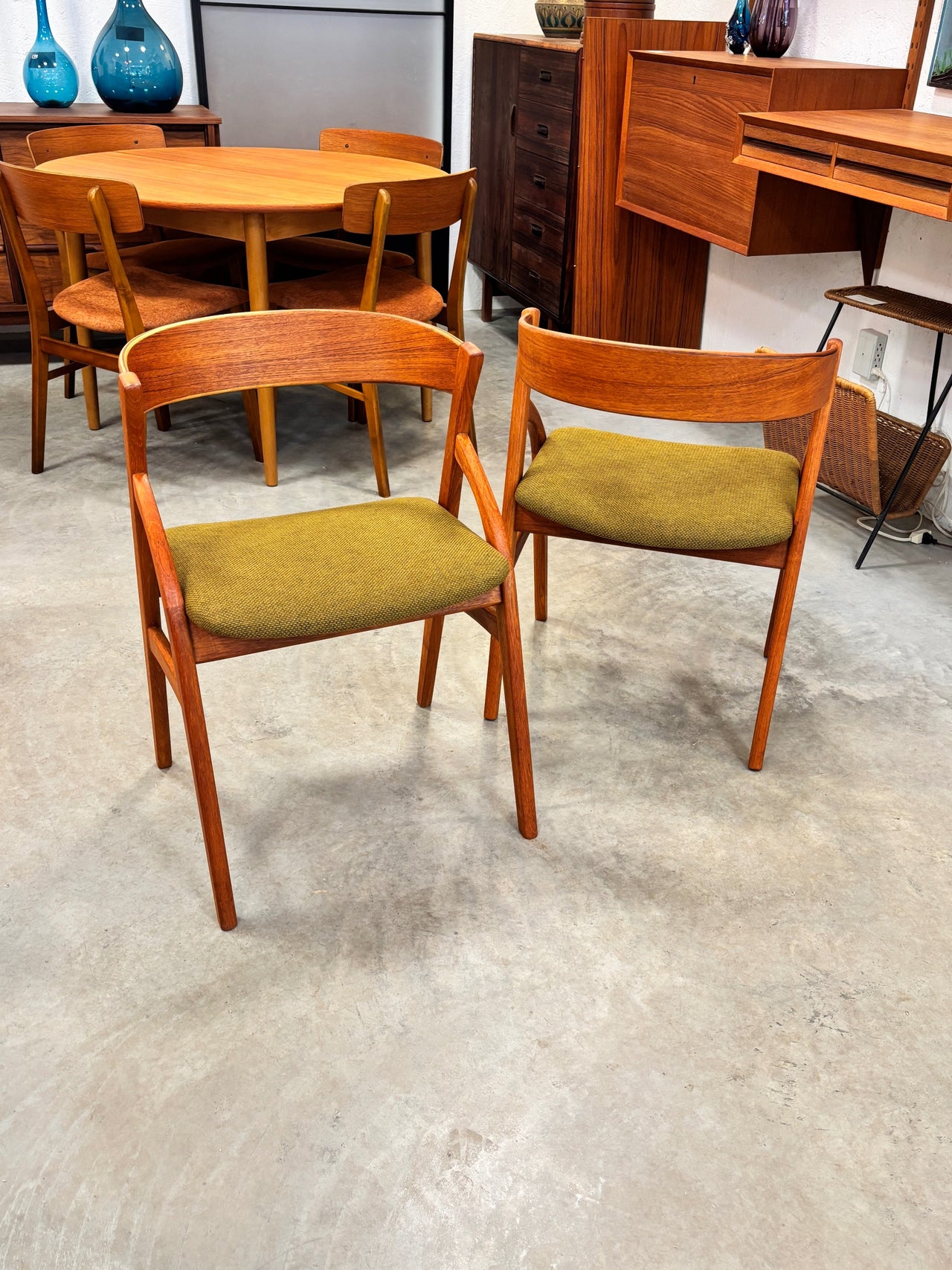Paire de chaises en teck par Dyrlund, Danemark circa 60