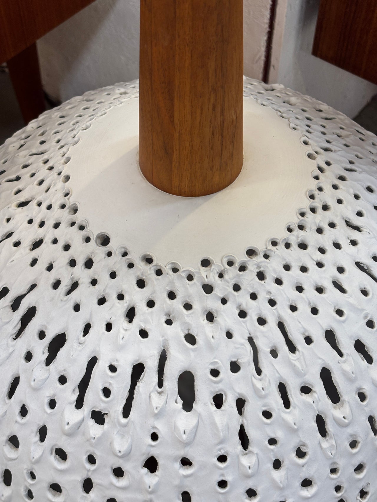 Grande lampe de sol mid century en métal émaillé et noyer, Canada circa 60