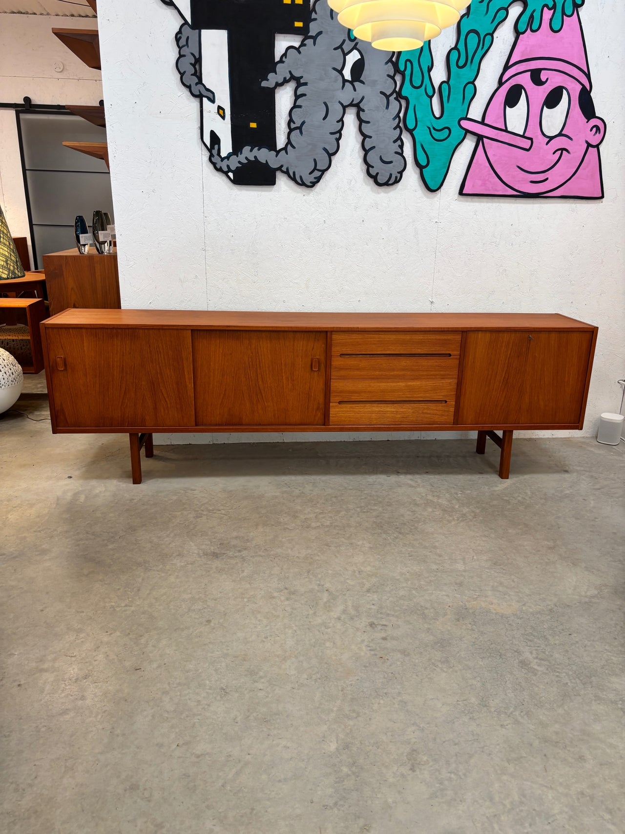 Long buffet modern en teck modèle 'Adril' par Nils Jonsson pour Hugo Troeds, Suède circa 60