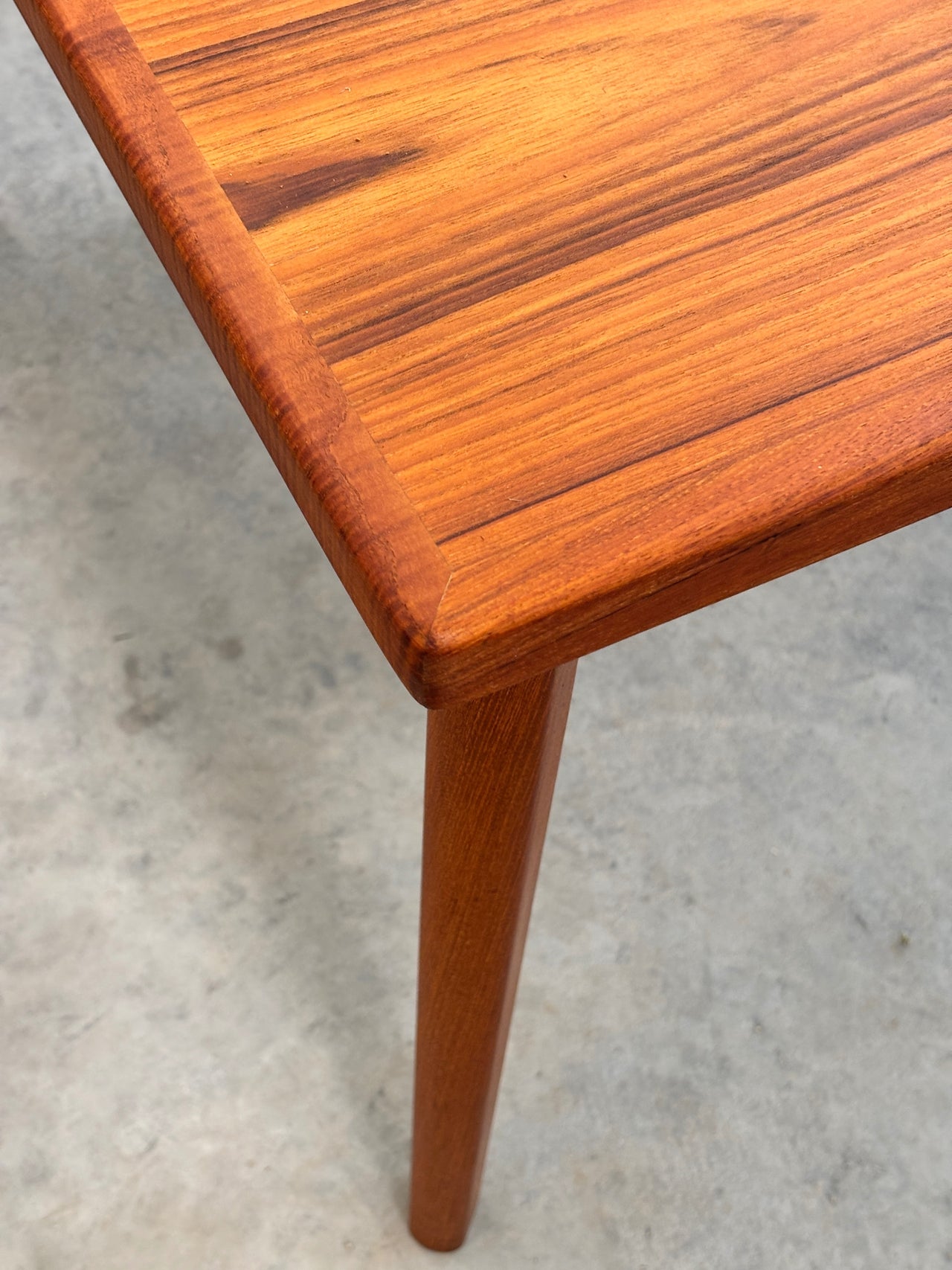 Table à diner papillon en teck par Henning Kjaernulf pour Vejle Stole Møbelfabrik, Danemark circa 60