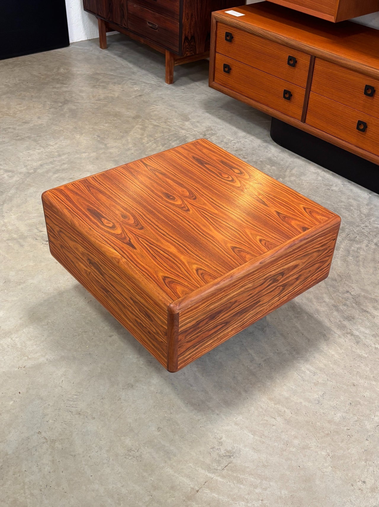 Table basse carrée mid century en bois de rose, Canada circa 70