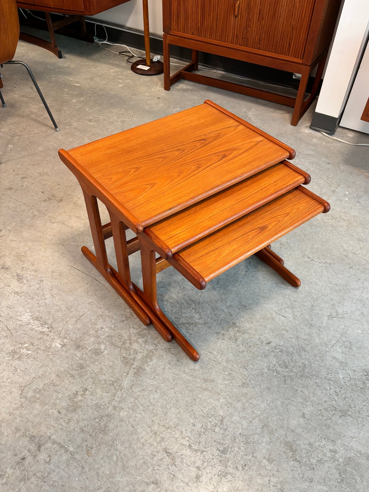Ensemble de tables gigognes scandinaves en teck, circa 60