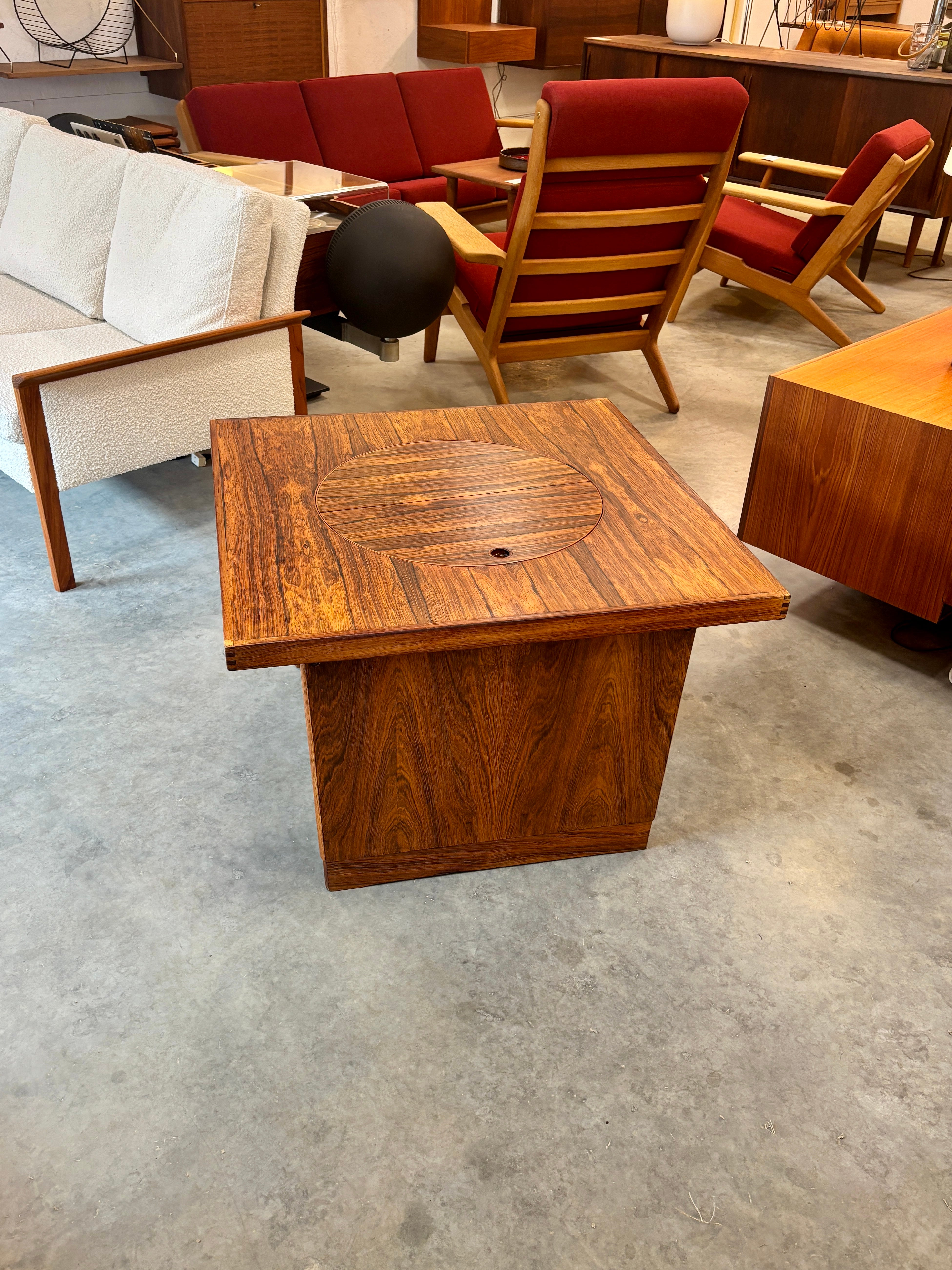Table basse / bar en bois de rose par Bruksbo pour Haug Snekkeri, Norvège circa 60