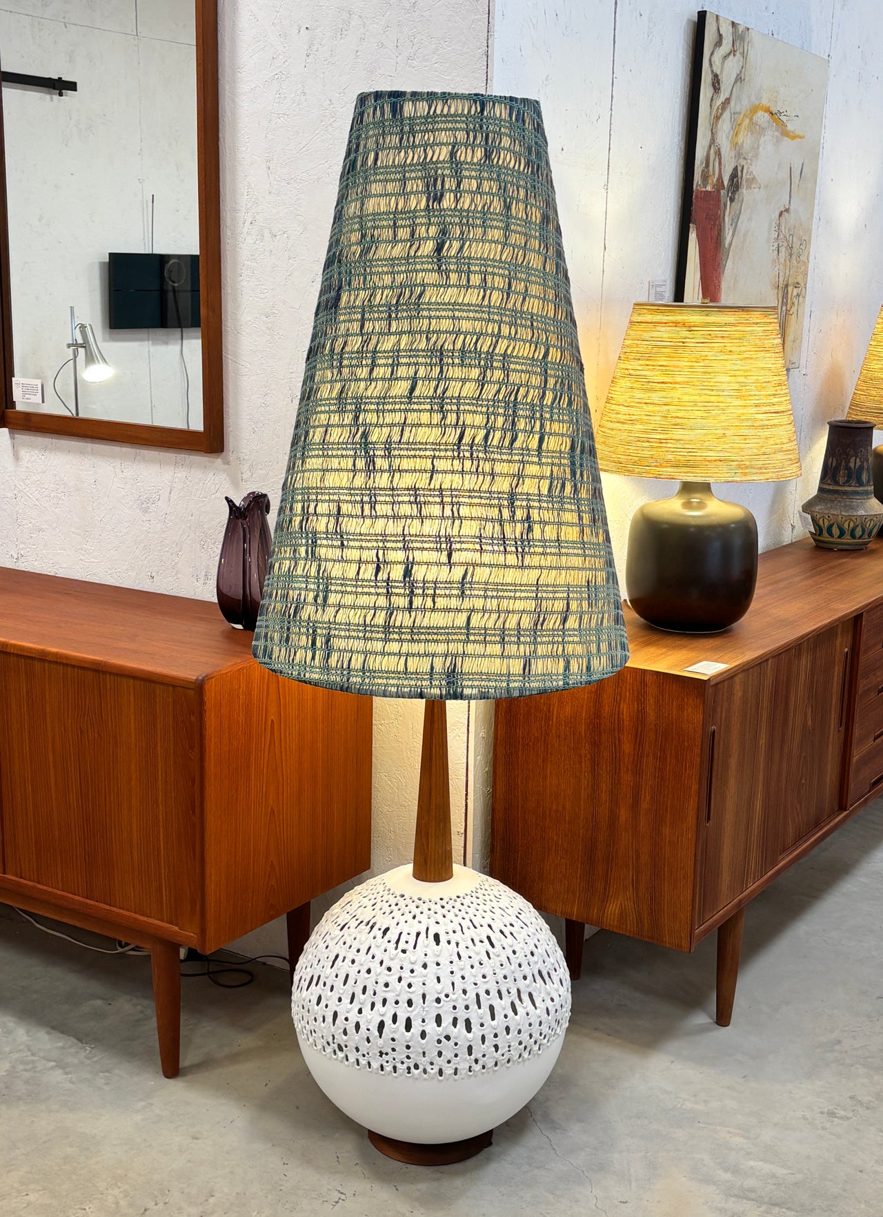 Grande lampe de sol mid century en métal émaillé et noyer, Canada circa 60