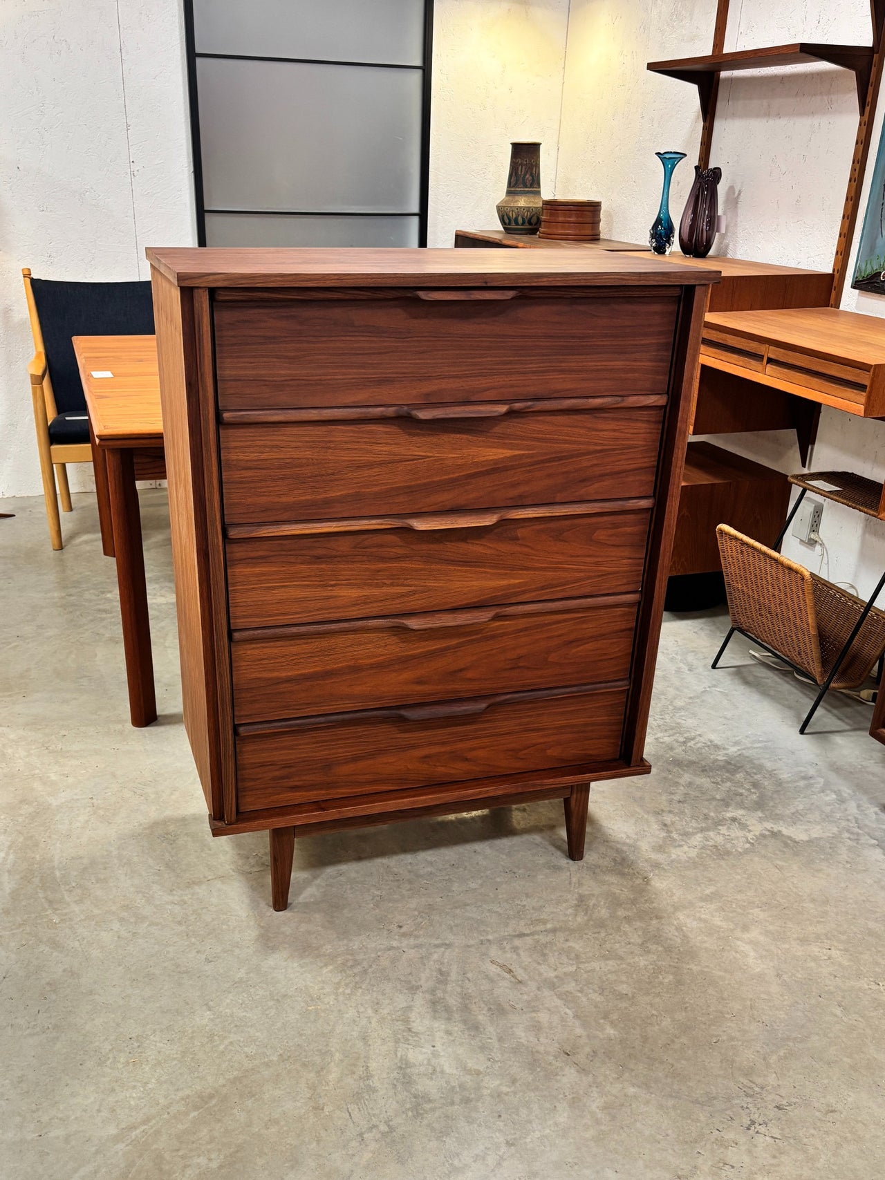Commode haute mid century en noyer à 5 tiroirs, Canada circa 60