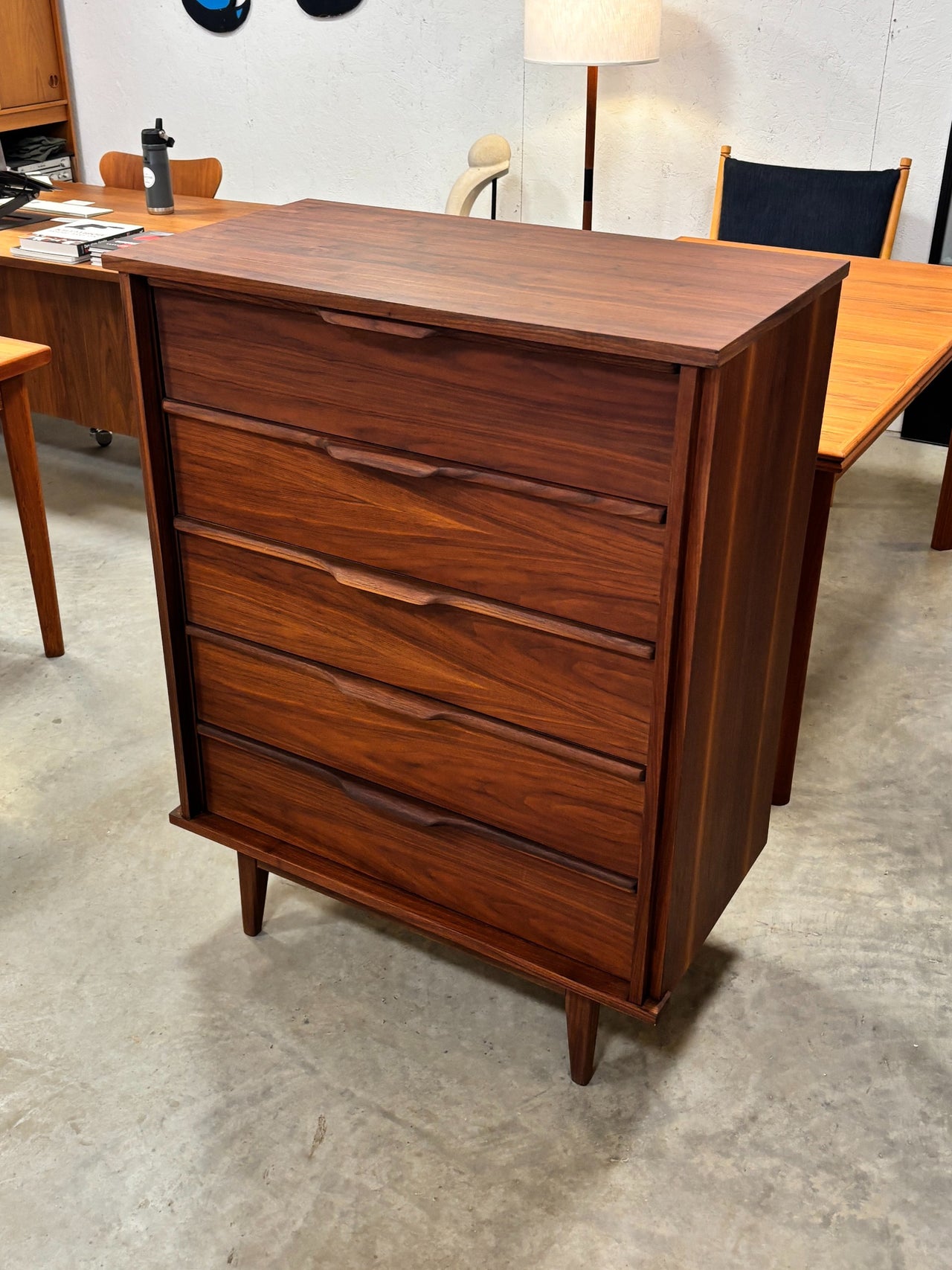 Commode haute mid century en noyer à 5 tiroirs, Canada circa 60