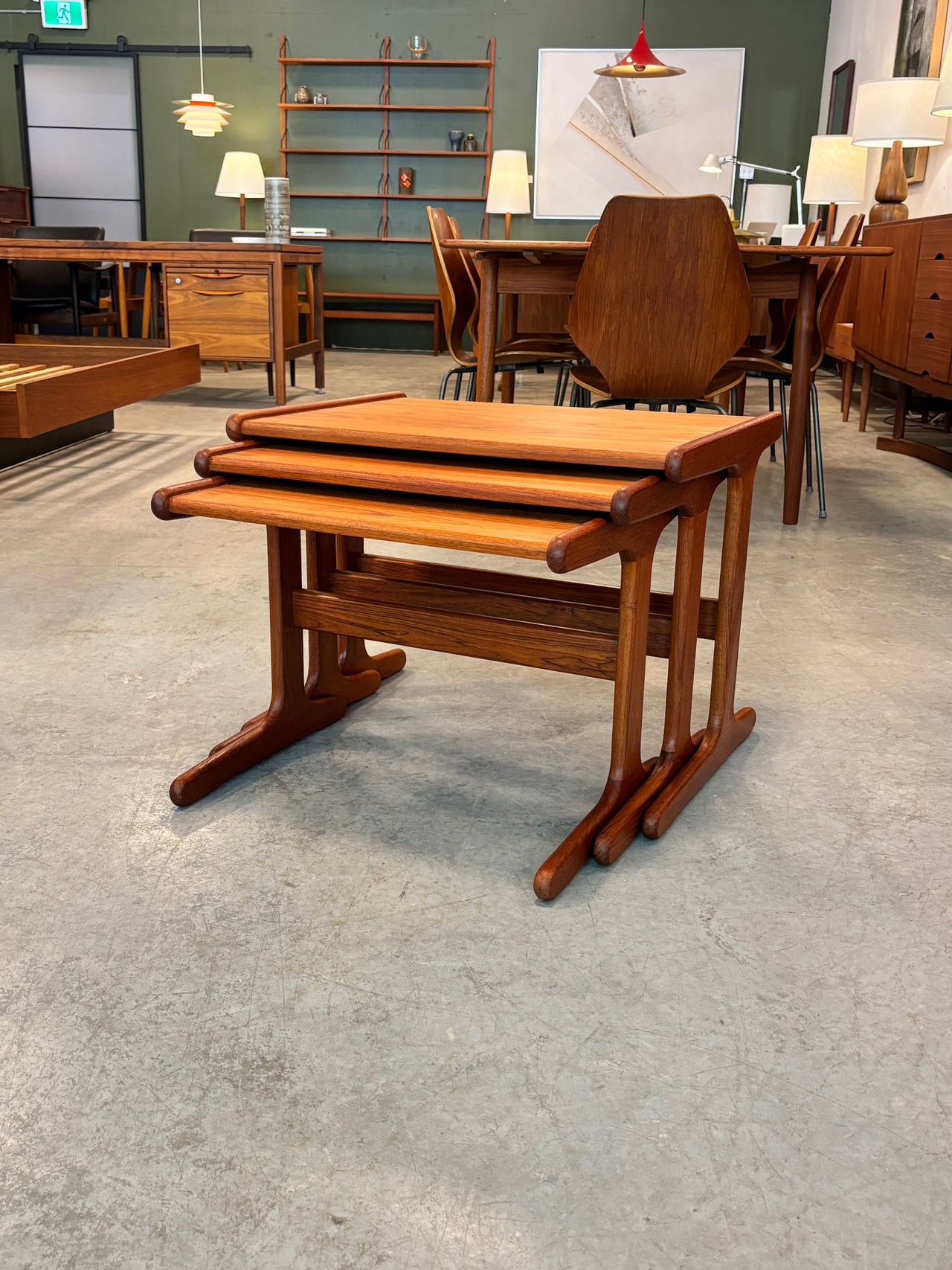 Ensemble de tables gigognes scandinaves en teck, circa 60
