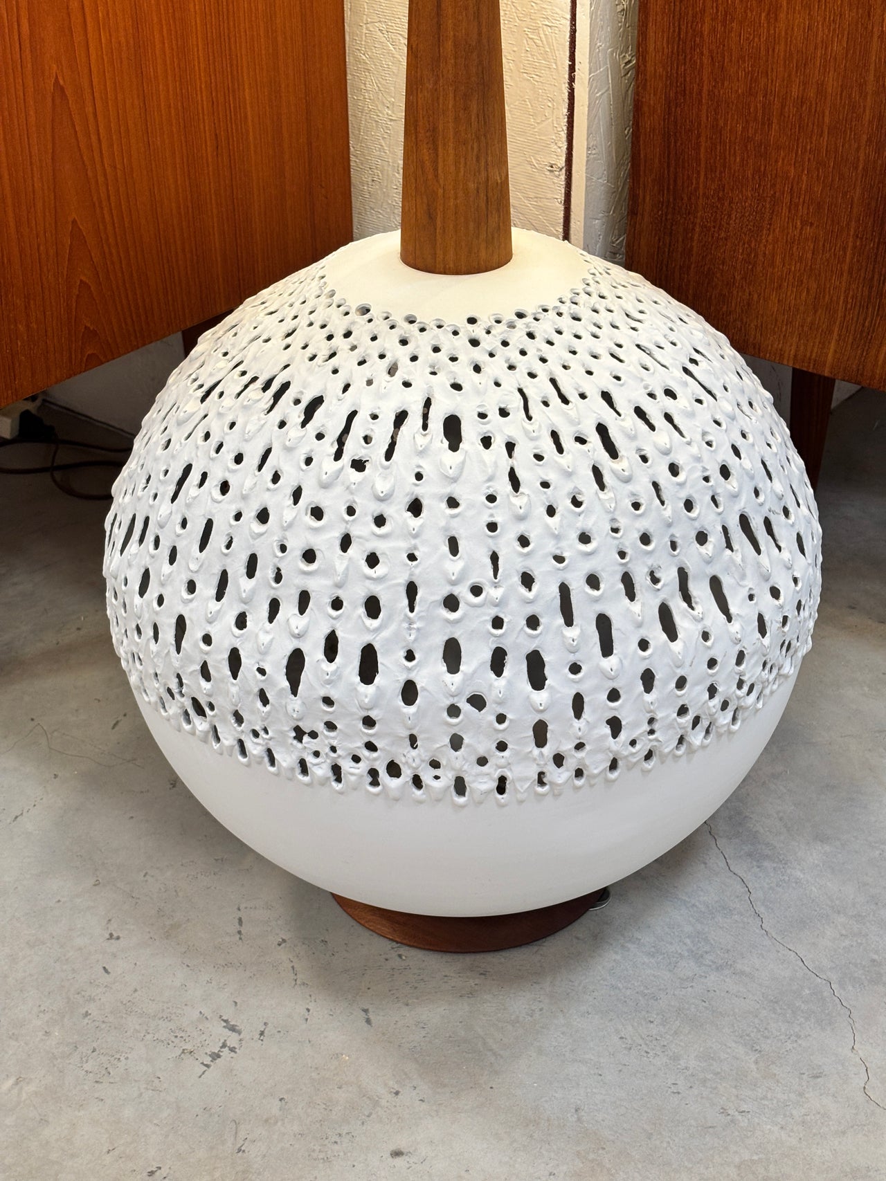 Grande lampe de sol mid century en métal émaillé et noyer, Canada circa 60