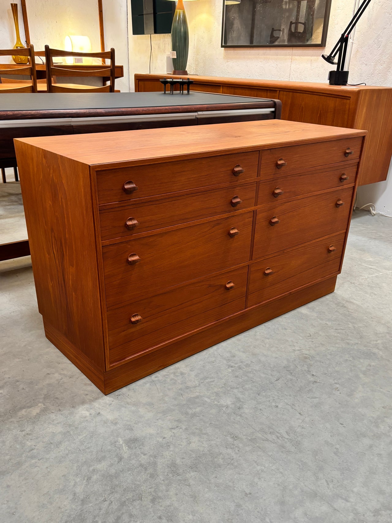 Commode scandinave moderne en teck à 8 tiroirs, circa 60