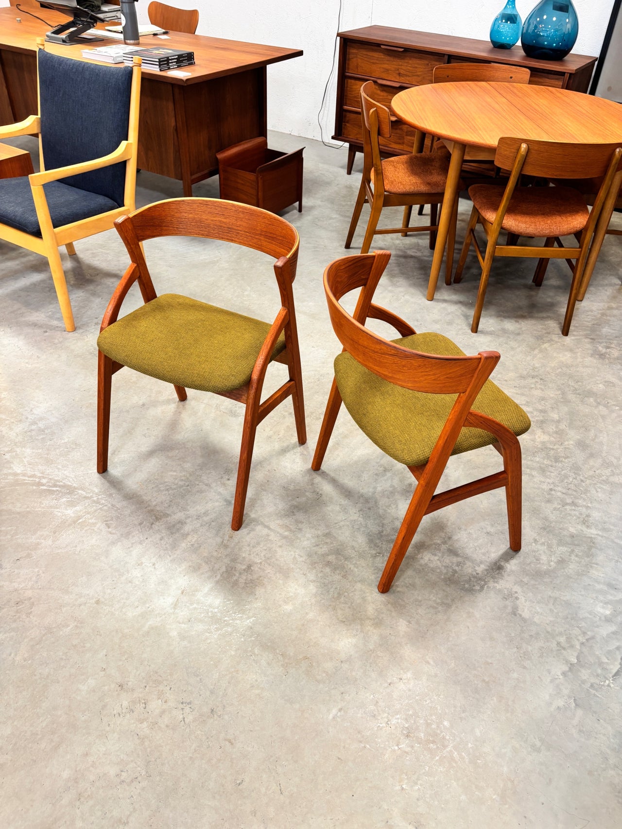 Paire de chaises en teck par Dyrlund, Danemark circa 60