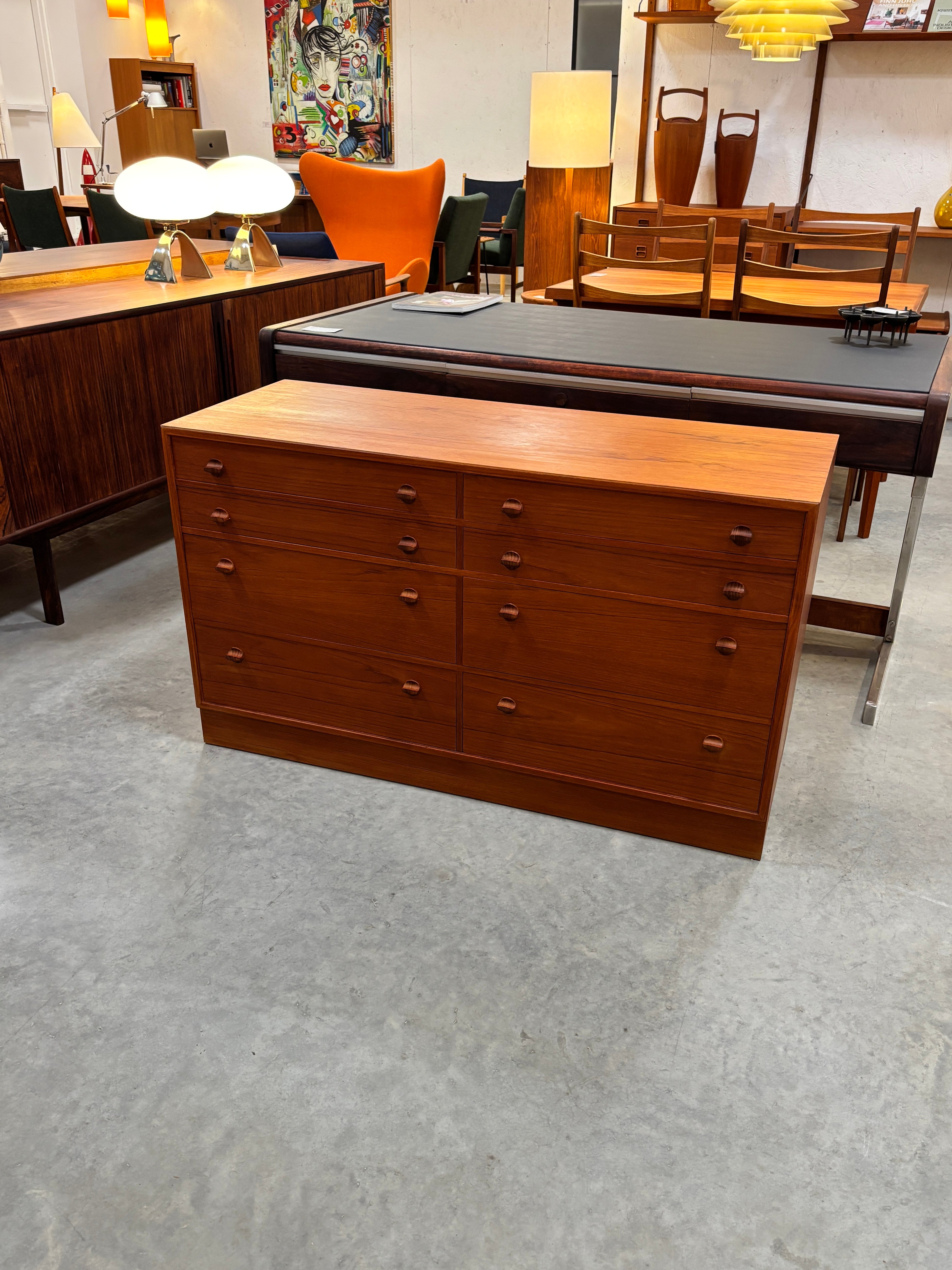 Commode scandinave moderne en teck à 8 tiroirs, circa 60