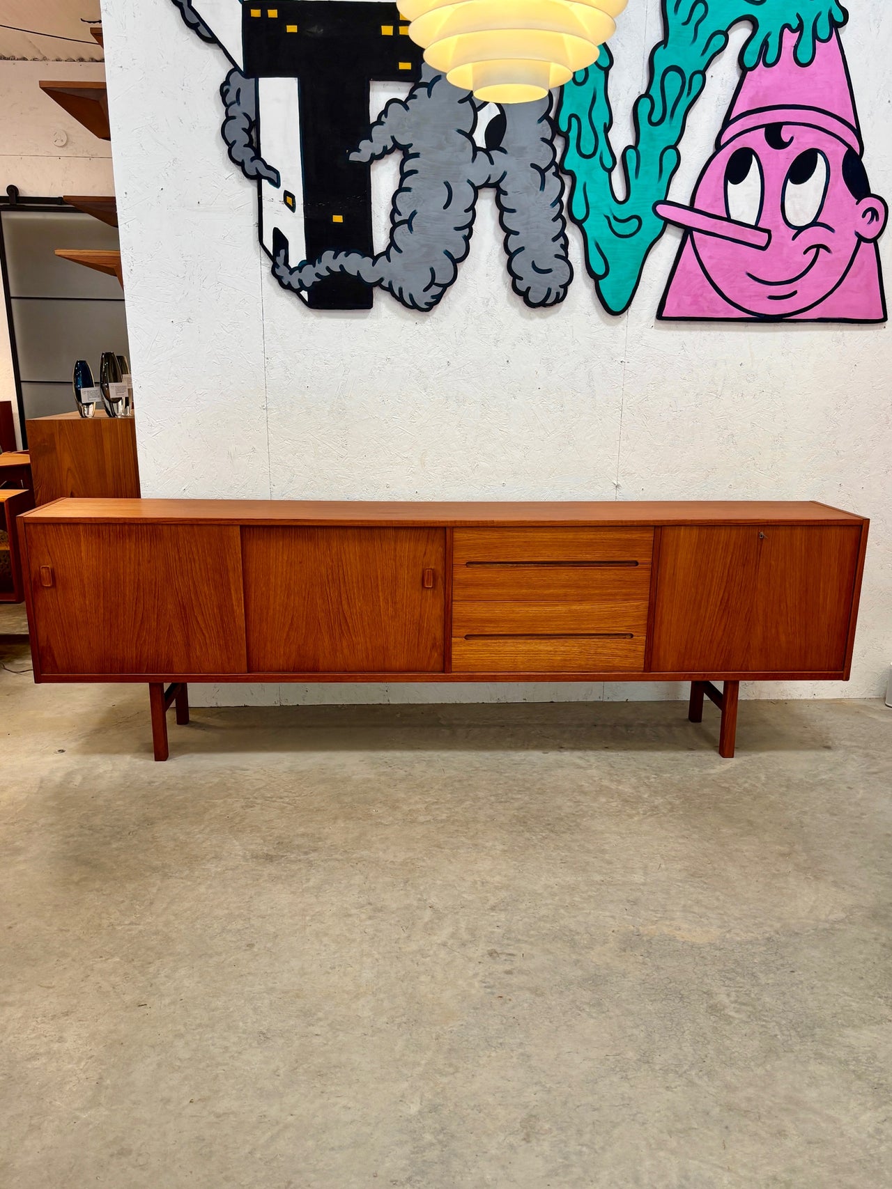 Long buffet modern en teck modèle 'Adril' par Nils Jonsson pour Hugo Troeds, Suède circa 60