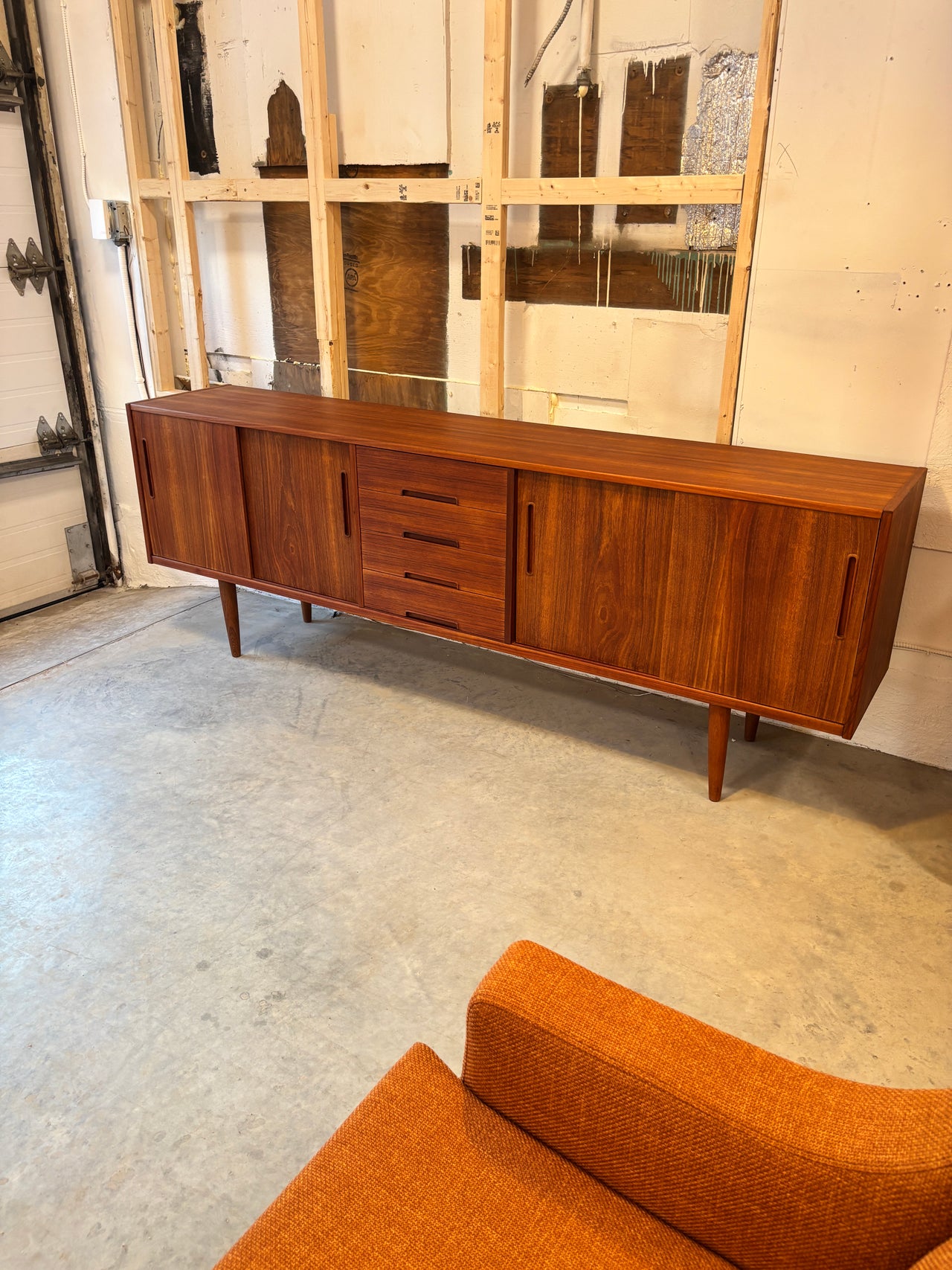Grand buffet en teck par Nils Jonsson pour Hugo Troeds, Suède circa 60