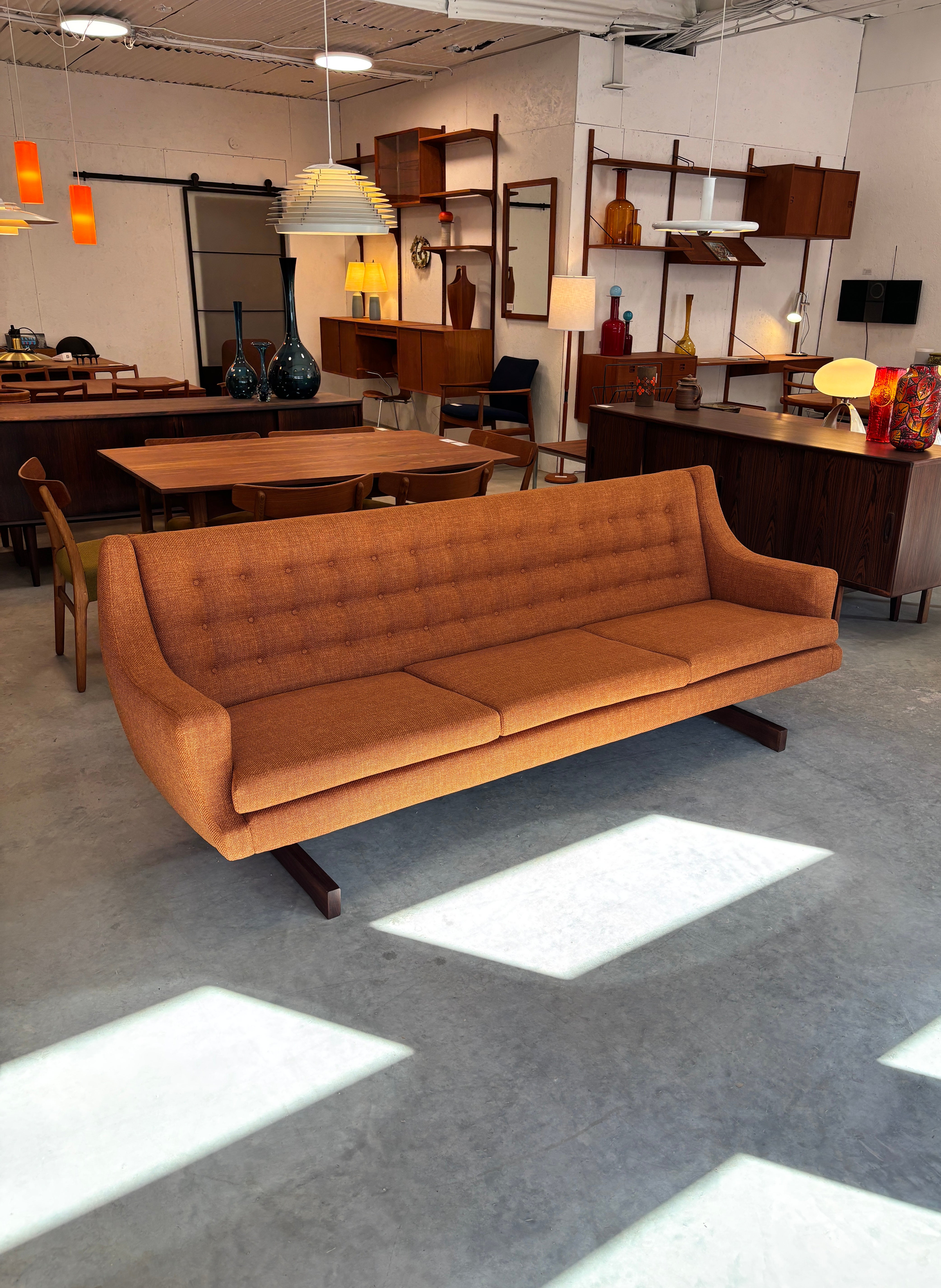 Sofa scandinave moderne avec pieds en teck, circa 60