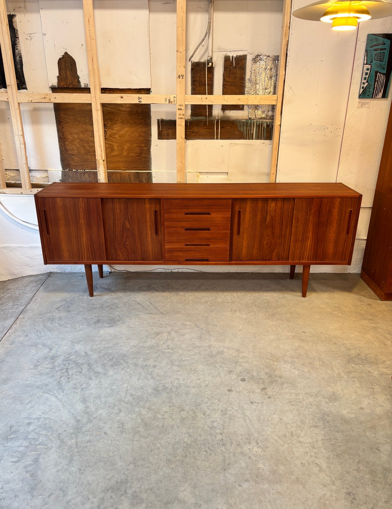 Grand buffet en teck par Nils Jonsson pour Hugo Troeds, Suède circa 60