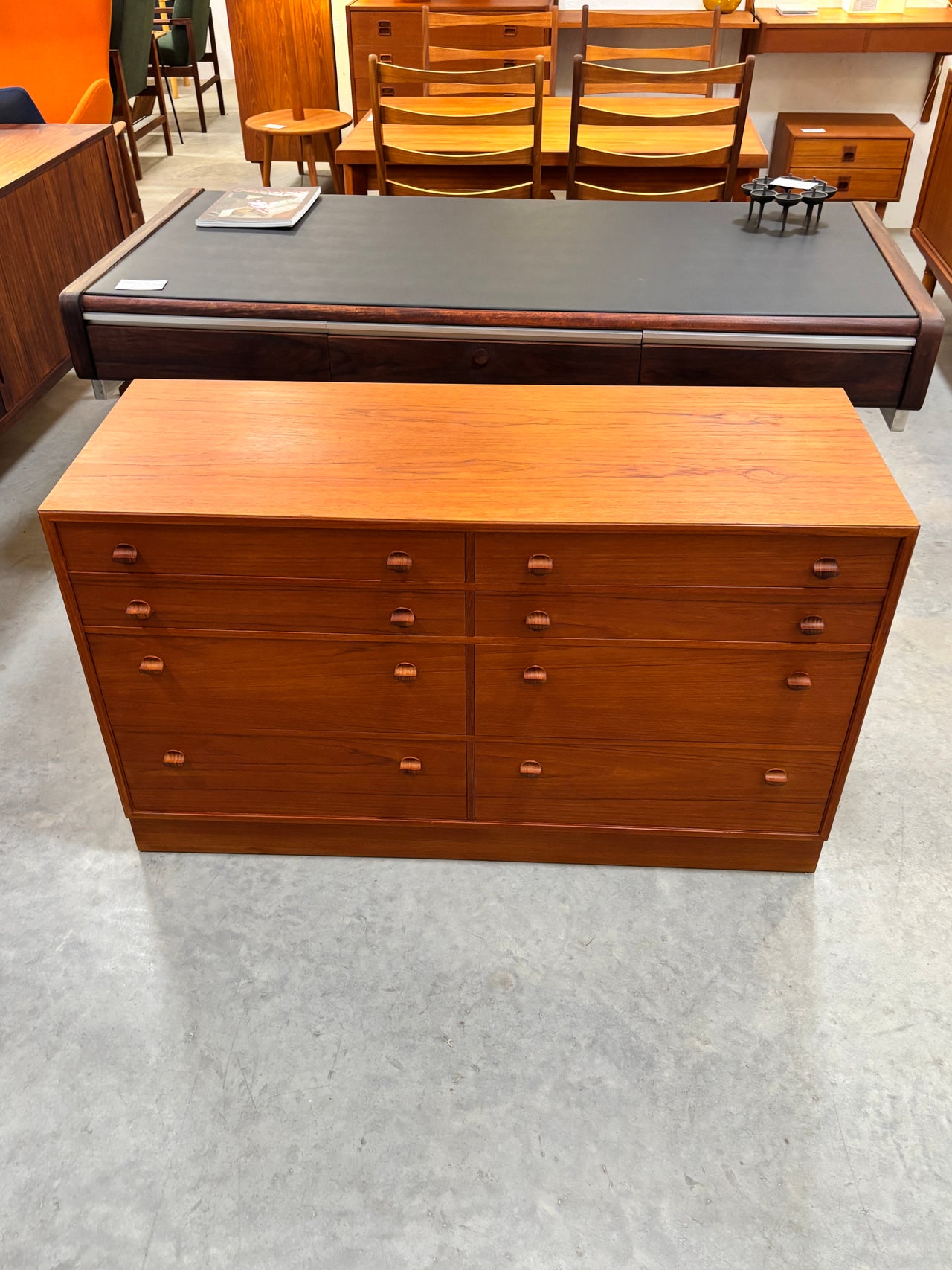 Commode scandinave moderne en teck à 8 tiroirs, circa 60