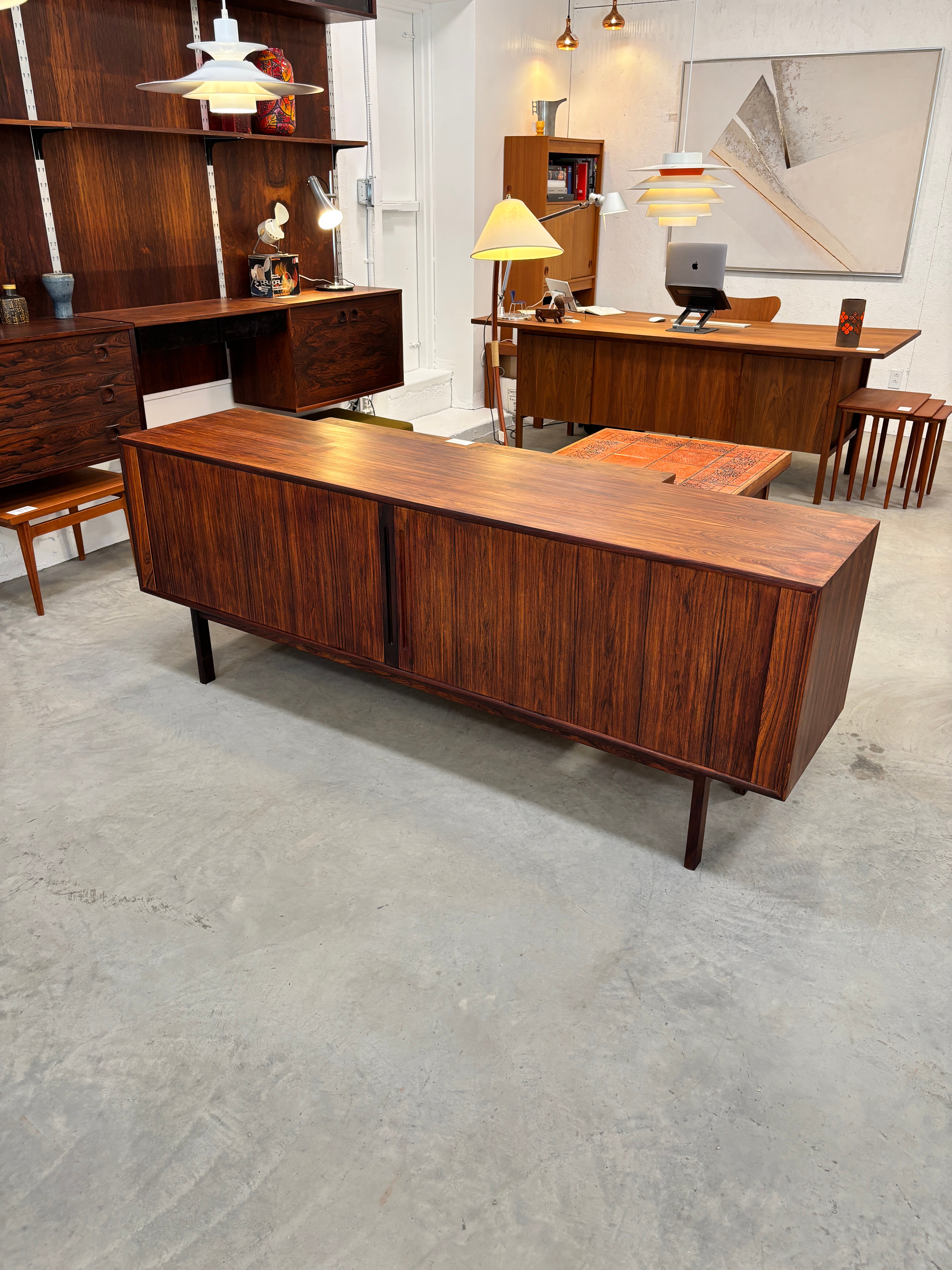 Buffet à portes tambours en bois de rose par Georg Petersens Mobelfabrik, Danemark circa 60
