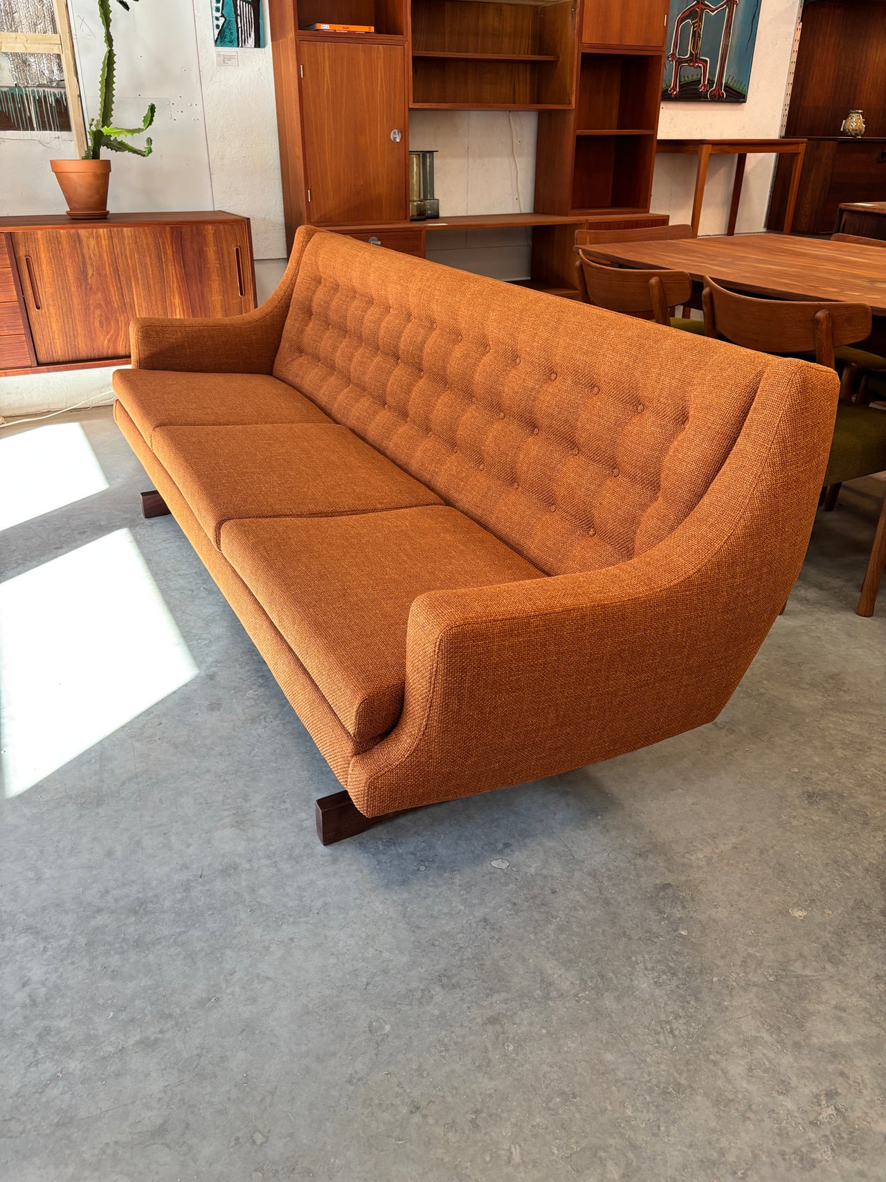 Sofa scandinave moderne avec pieds en teck, circa 60