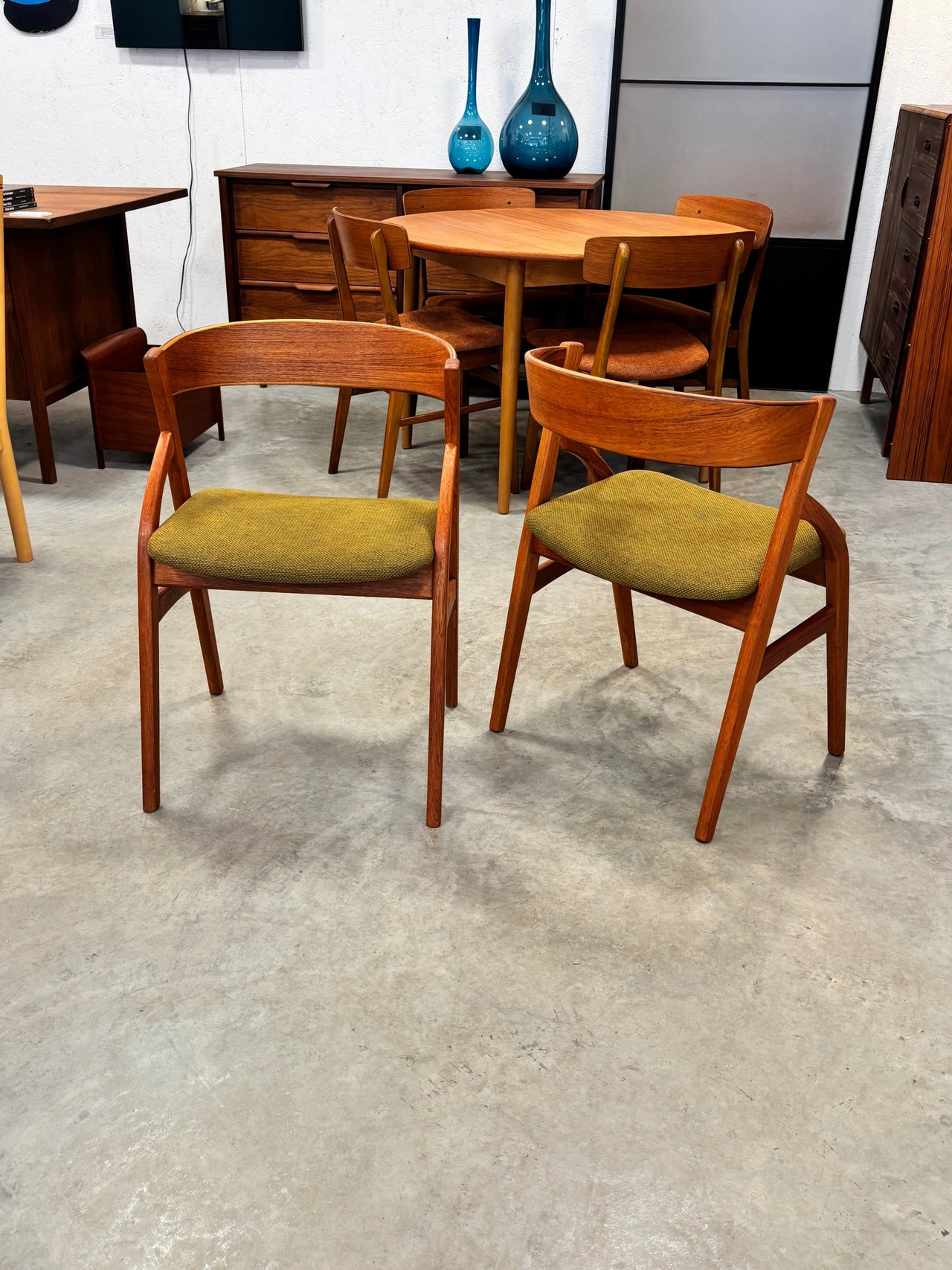 Paire de chaises en teck par Dyrlund, Danemark circa 60