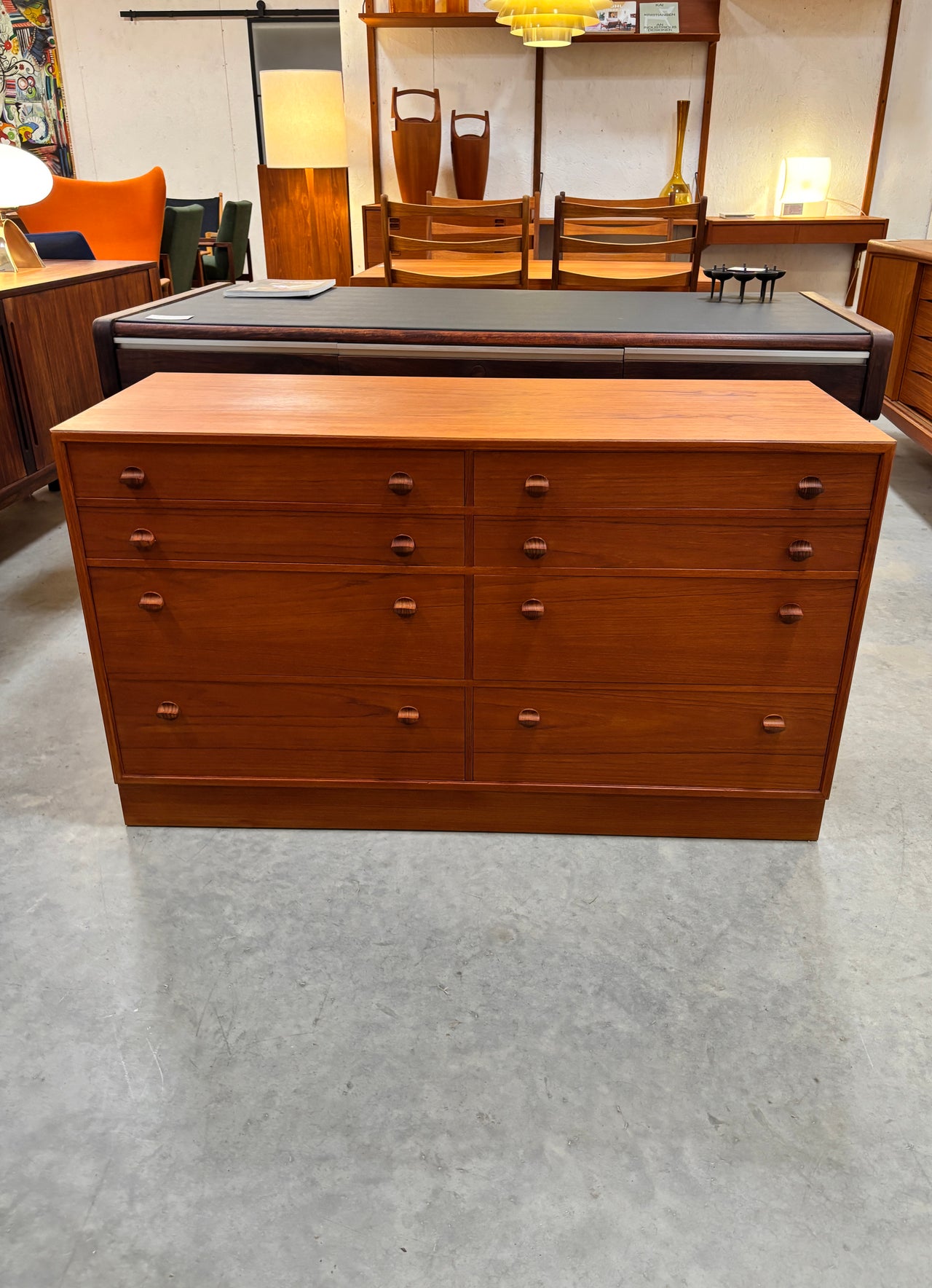 Commode scandinave moderne en teck à 8 tiroirs, circa 60