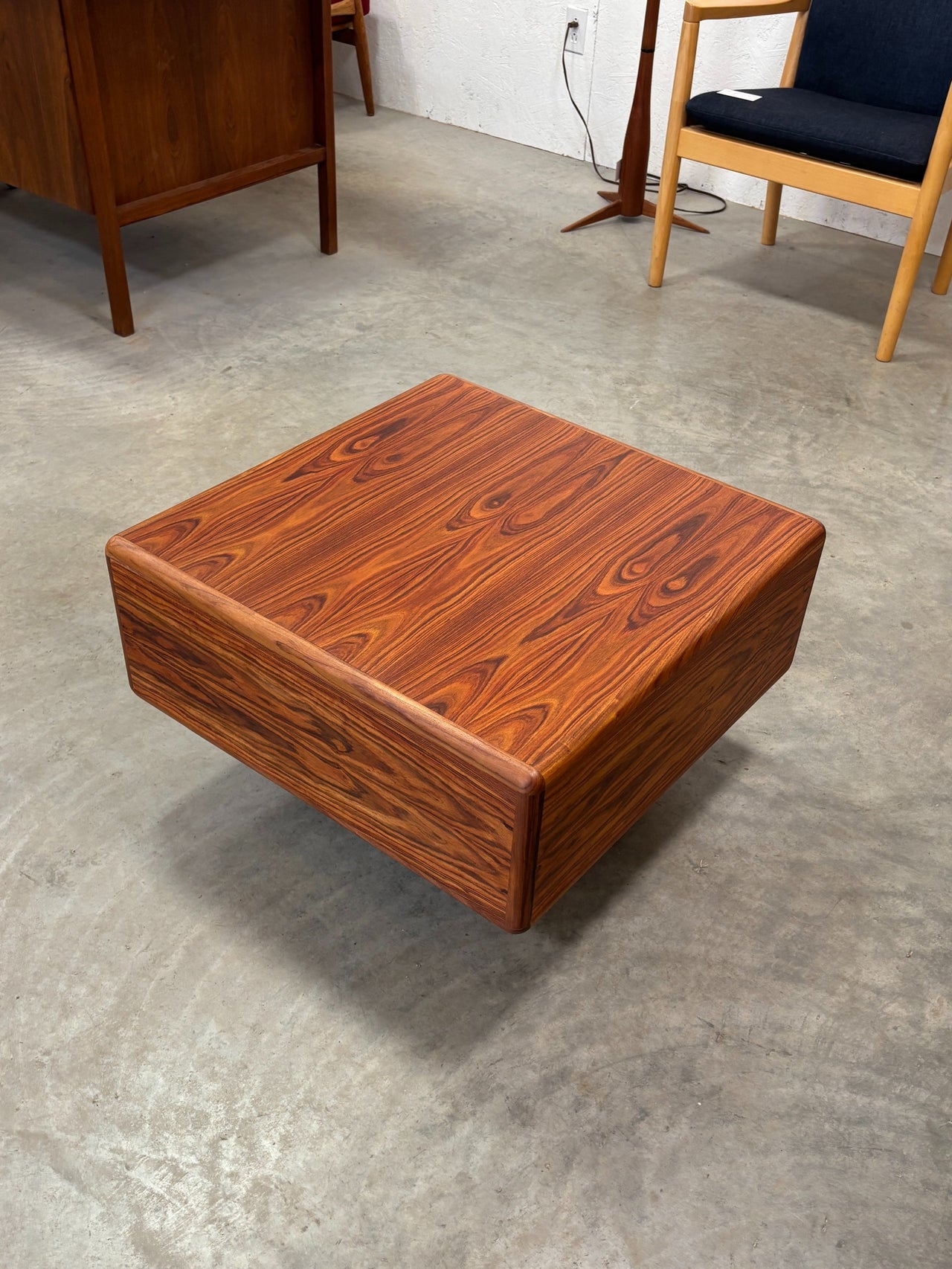 Table basse carrée mid century en bois de rose, Canada circa 70
