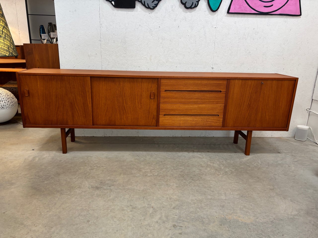 Long buffet modern en teck modèle 'Adril' par Nils Jonsson pour Hugo Troeds, Suède circa 60