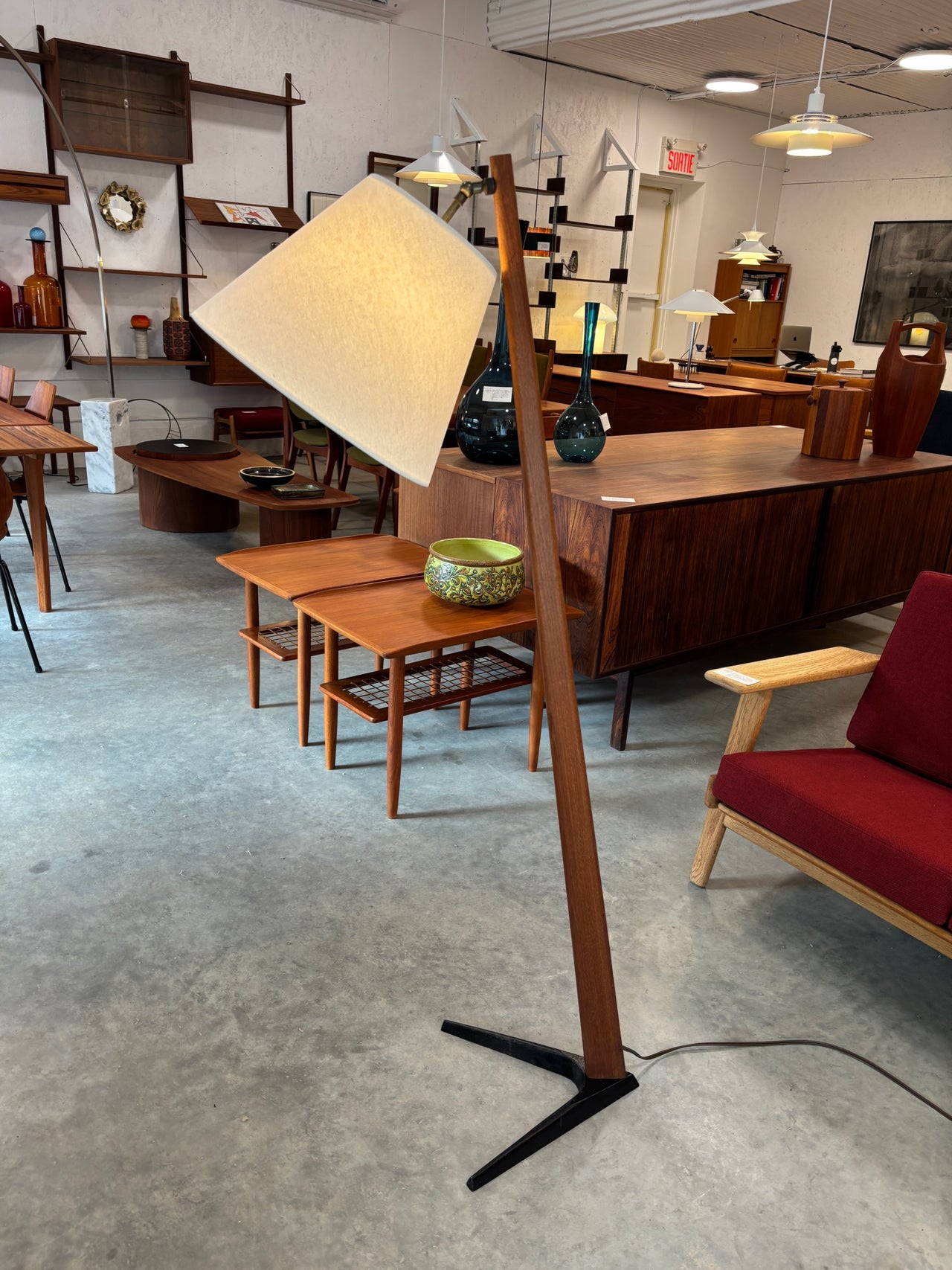 Lampe de sol scandinave en teck et fonte, circa 60