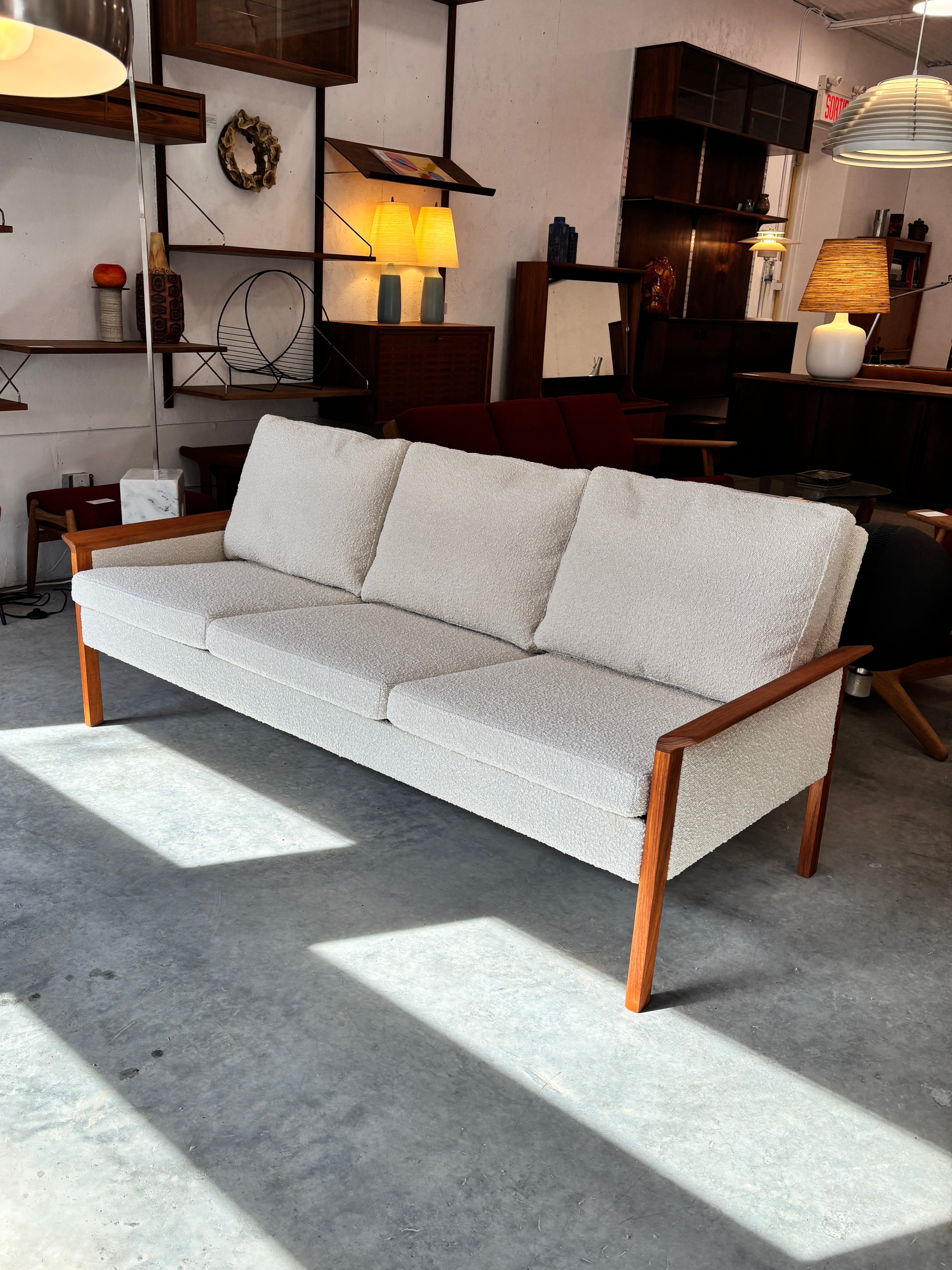 Sofa en teck par Hans Olsen pour C/S Mobler, Danemark circa 60
