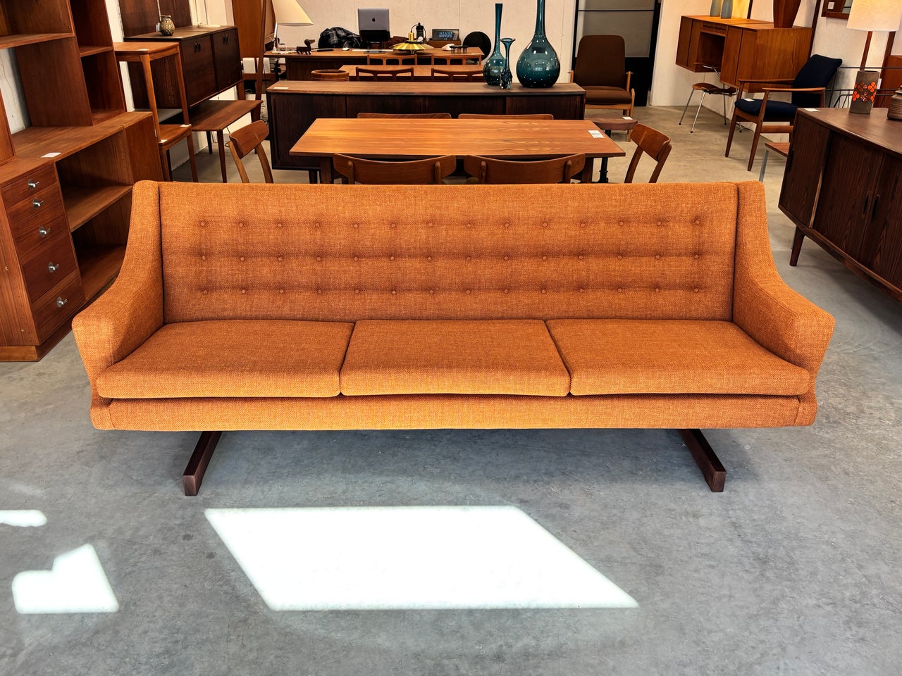 Sofa scandinave moderne avec pieds en teck, circa 60