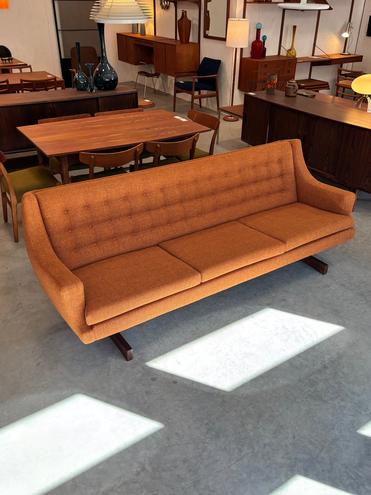 Sofa scandinave moderne avec pieds en teck, circa 60