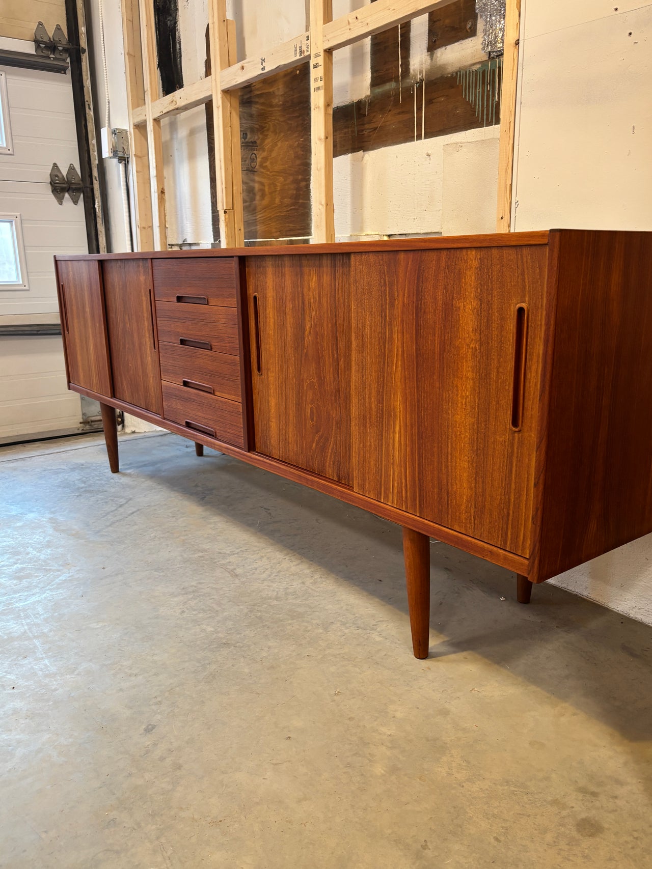 Grand buffet en teck par Nils Jonsson pour Hugo Troeds, Suède circa 60