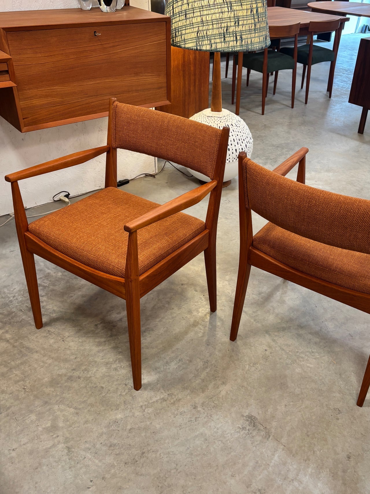 Paire de fauteuils mid century en teck par Brunswick MFG. LTL, Toronto Canada circa 60