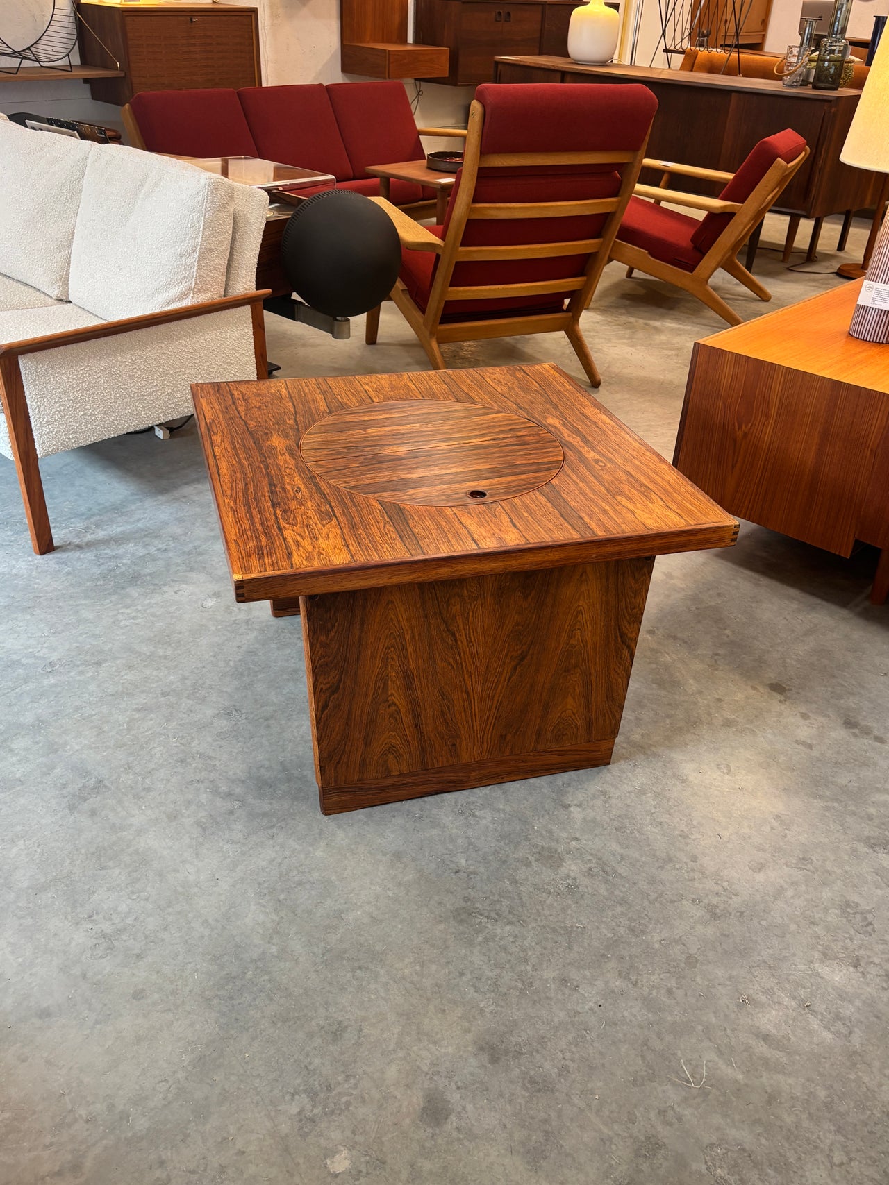 Table basse / bar en bois de rose par Bruksbo pour Haug Snekkeri, Norvège circa 60