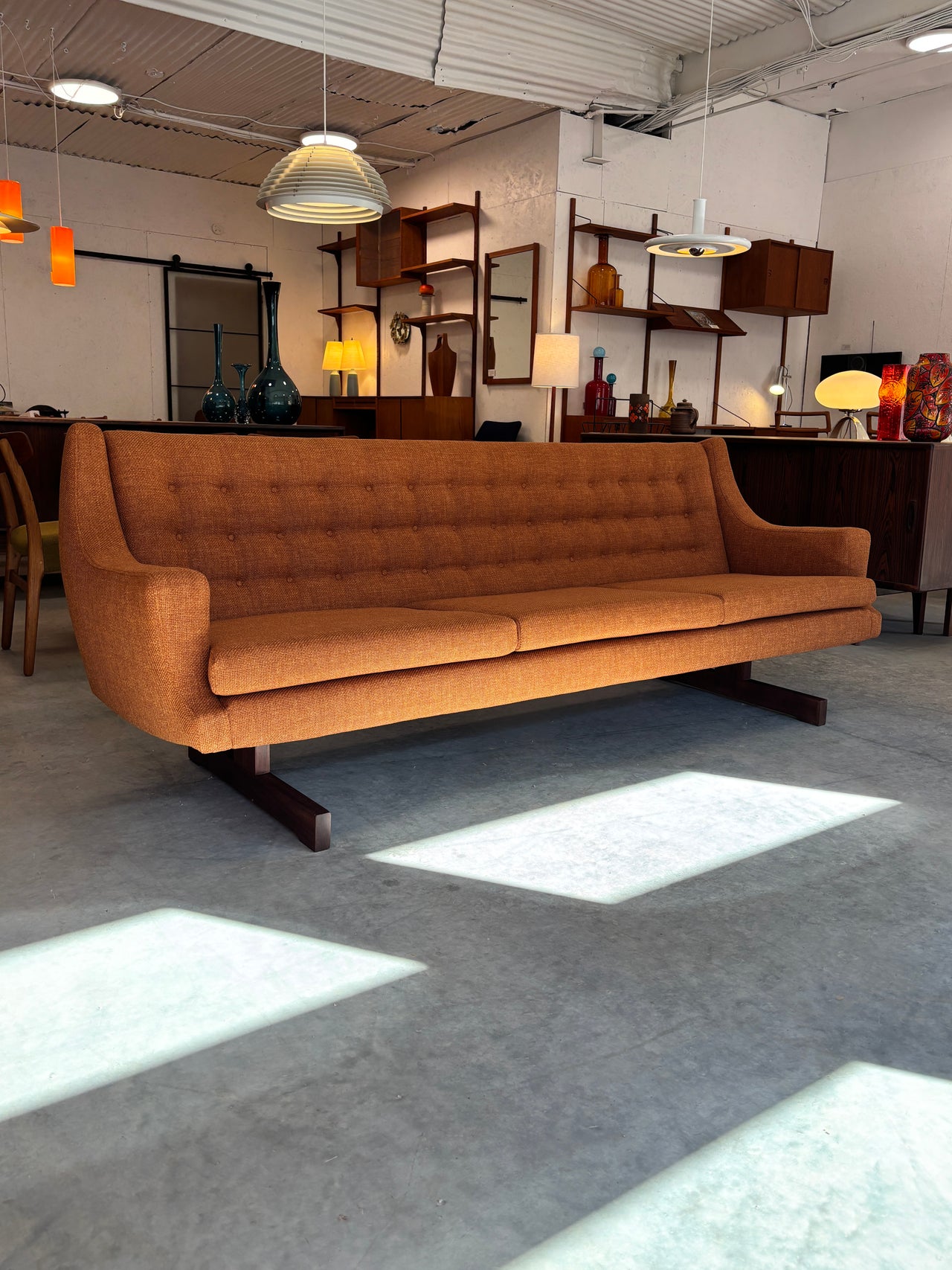 Sofa scandinave moderne avec pieds en teck, circa 60
