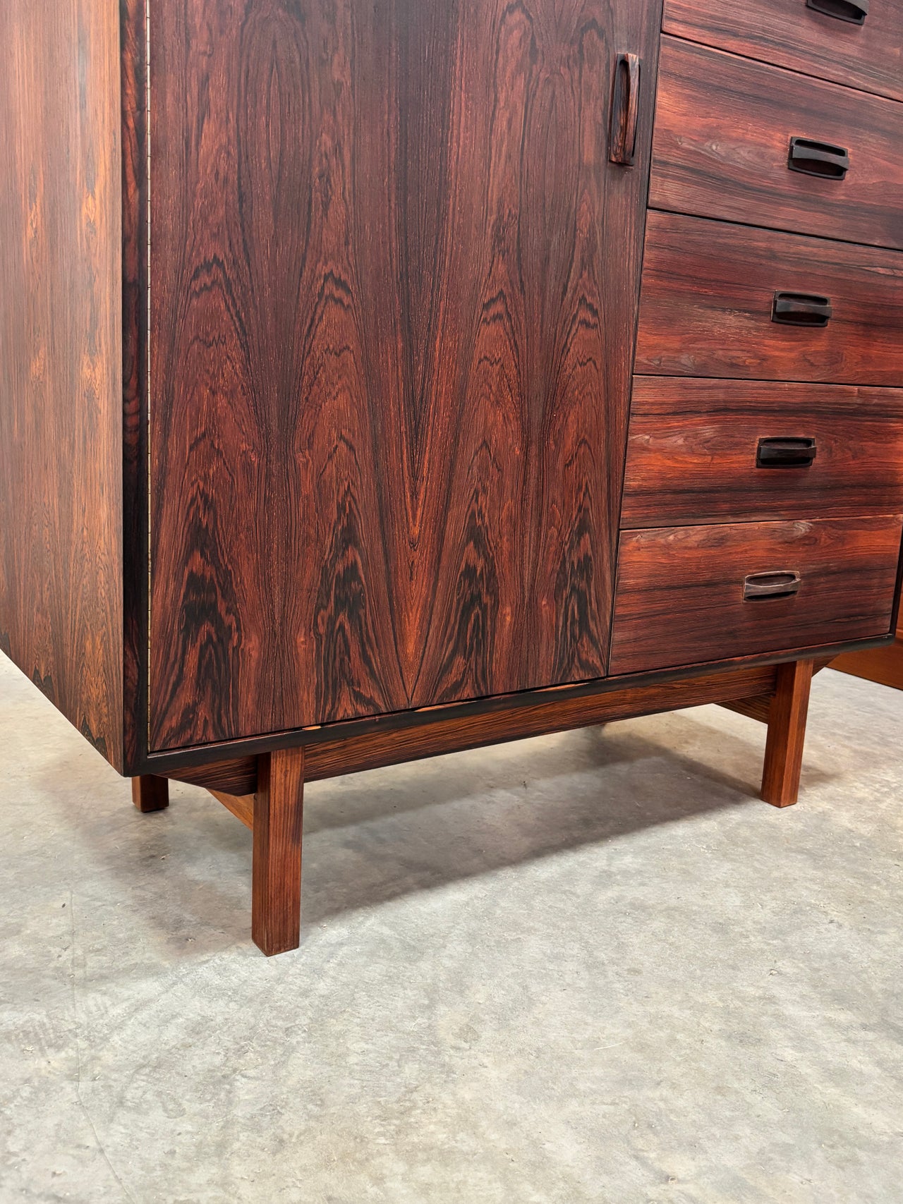 Commode moderne en bois de rose par Mobican, Canada circa 70