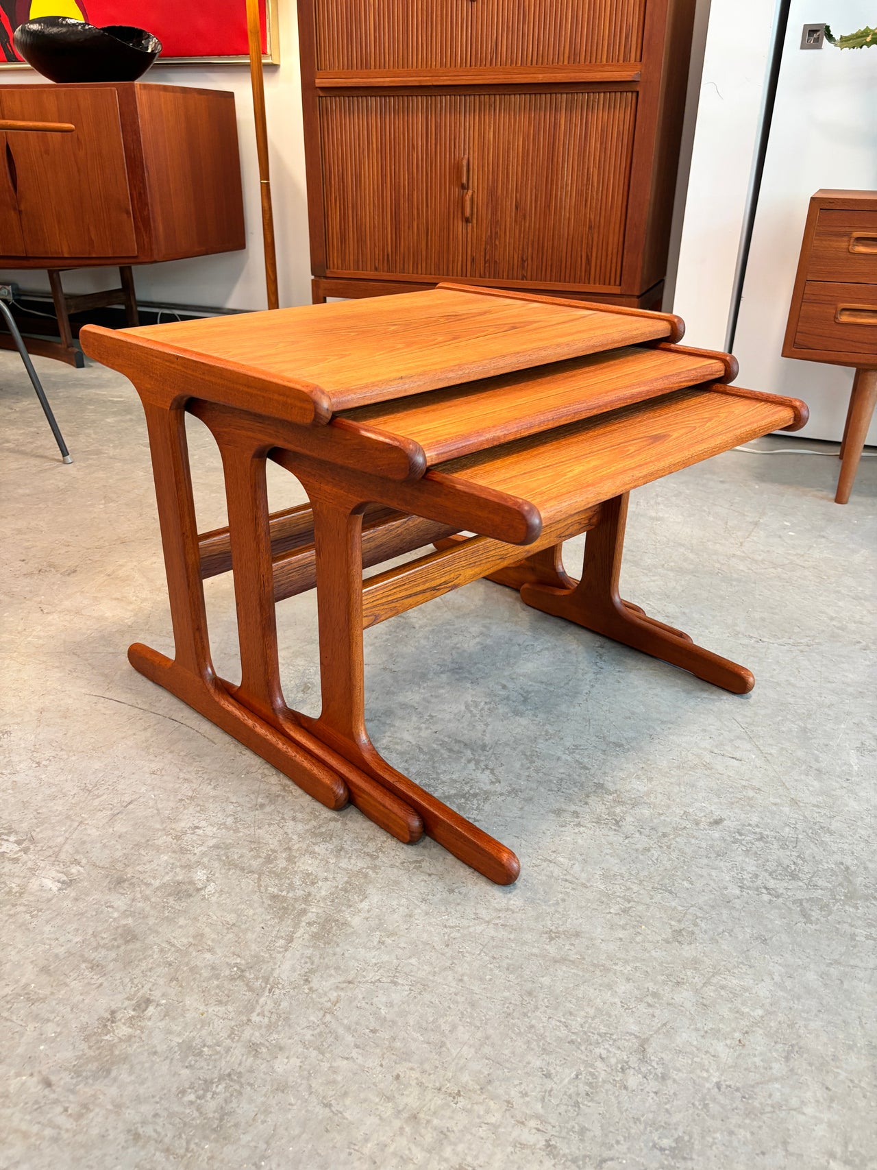 Ensemble de tables gigognes scandinaves en teck, circa 60