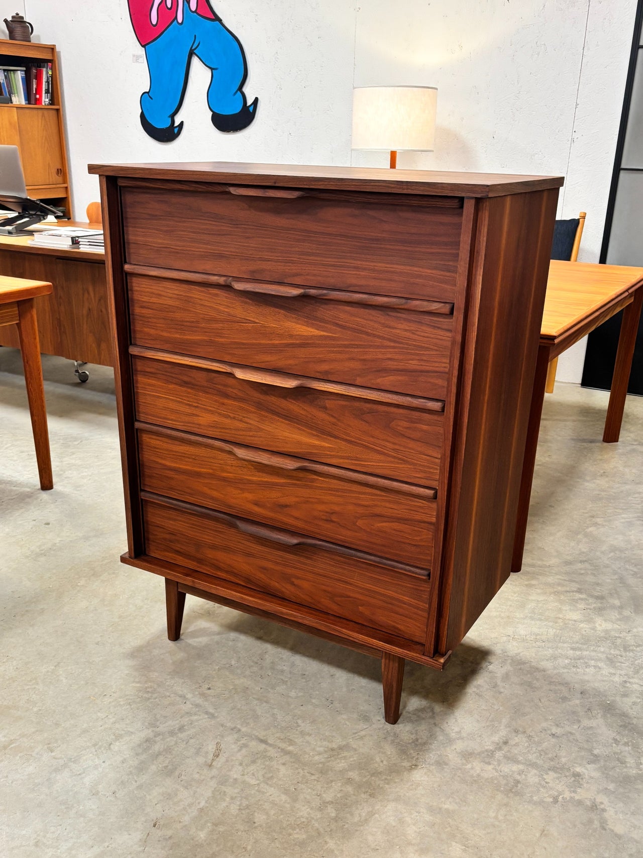 Commode haute mid century en noyer à 5 tiroirs, Canada circa 60