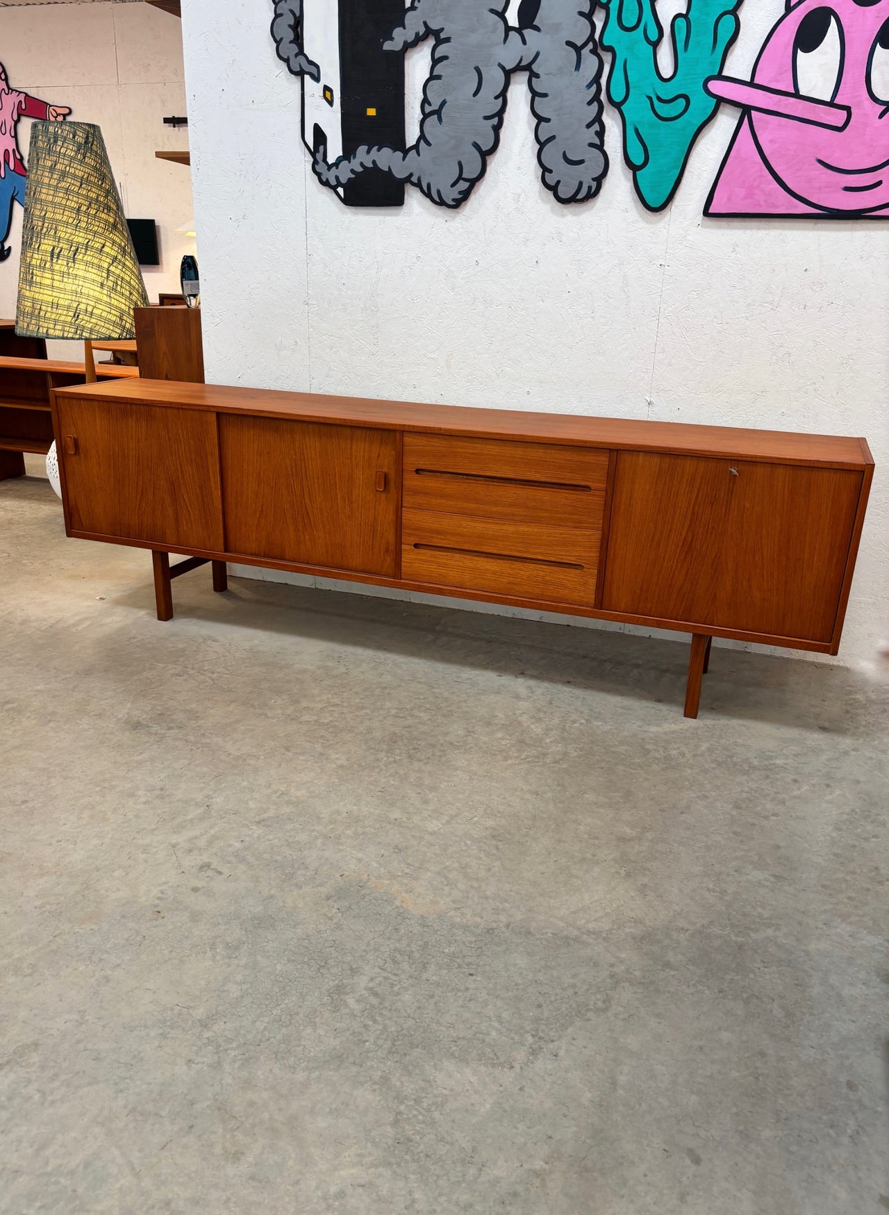 Long buffet modern en teck modèle 'Adril' par Nils Jonsson pour Hugo Troeds, Suède circa 60