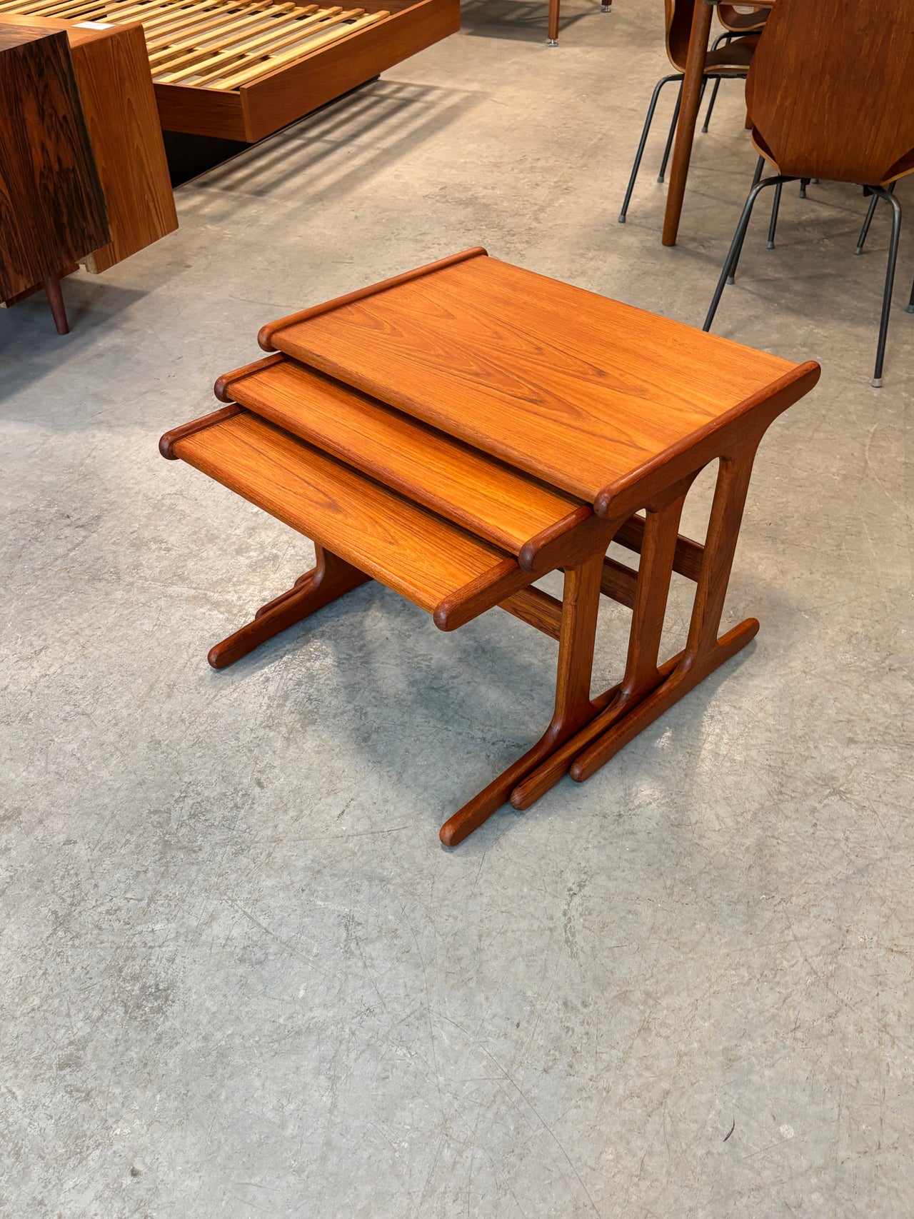 Ensemble de tables gigognes scandinaves en teck, circa 60