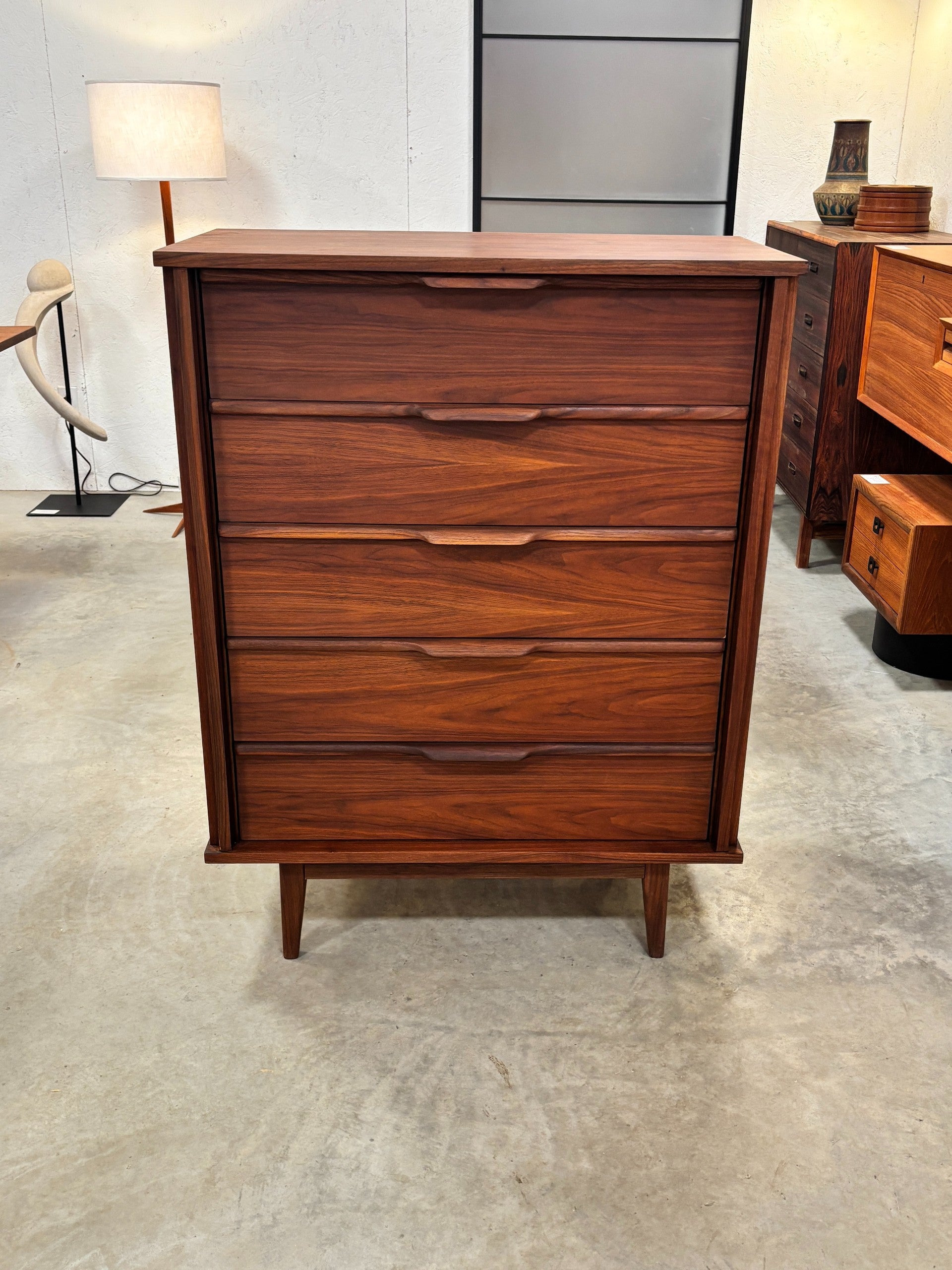 Commode haute mid century en noyer à 5 tiroirs, Canada circa 60