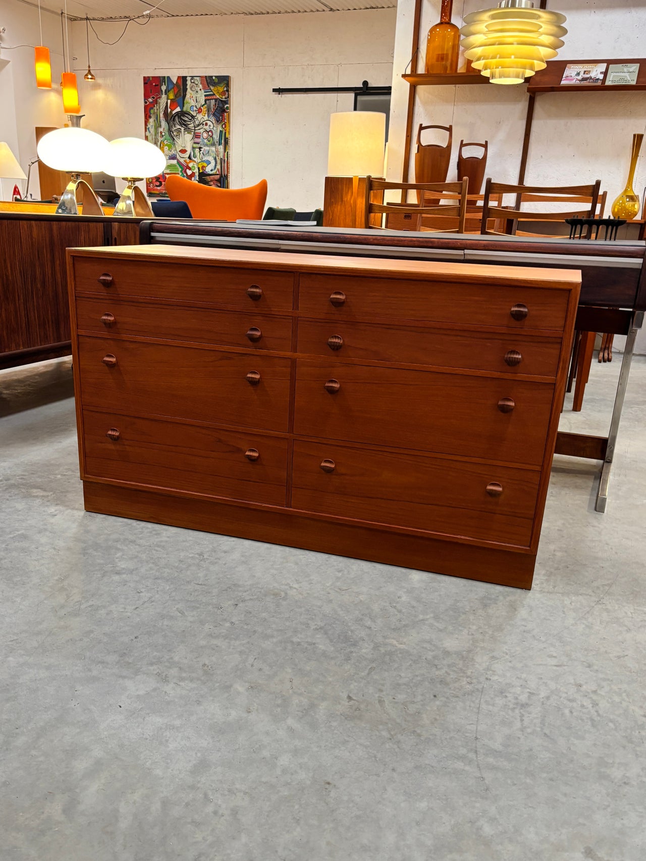 Commode scandinave moderne en teck à 8 tiroirs, circa 60