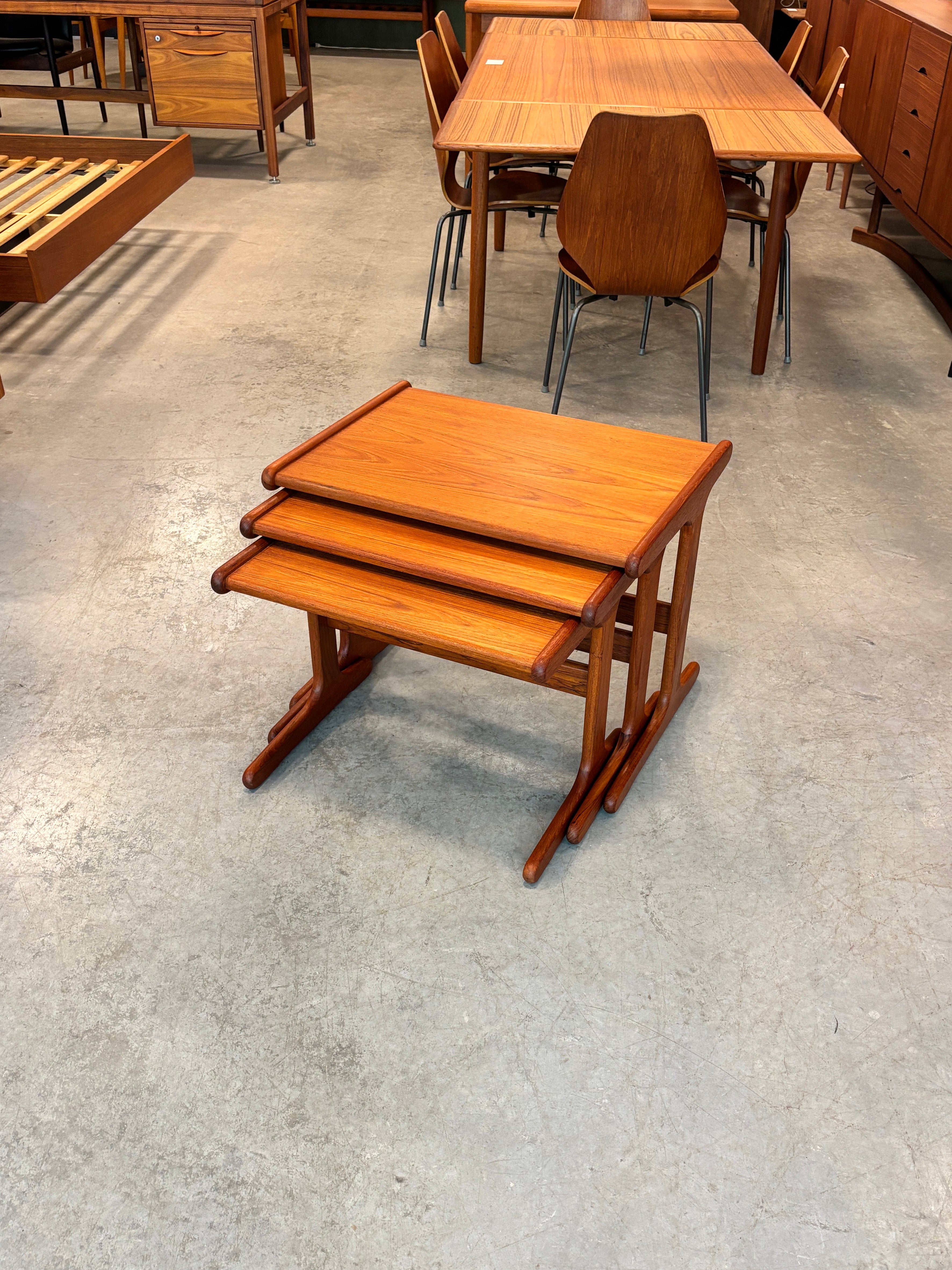 Ensemble de tables gigognes scandinaves en teck, circa 60