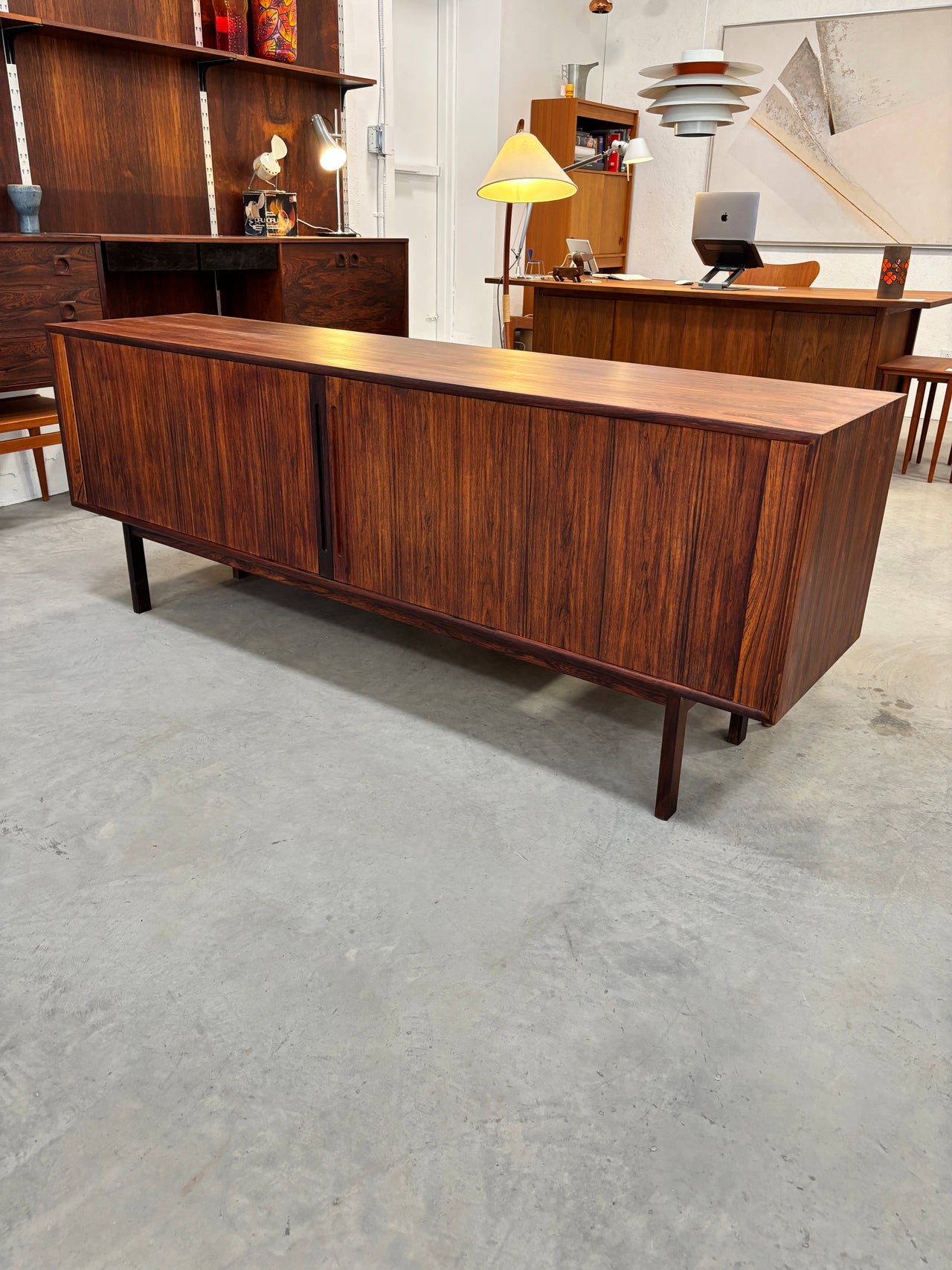 Buffet à portes tambours en bois de rose par Georg Petersens Mobelfabrik, Danemark circa 60
