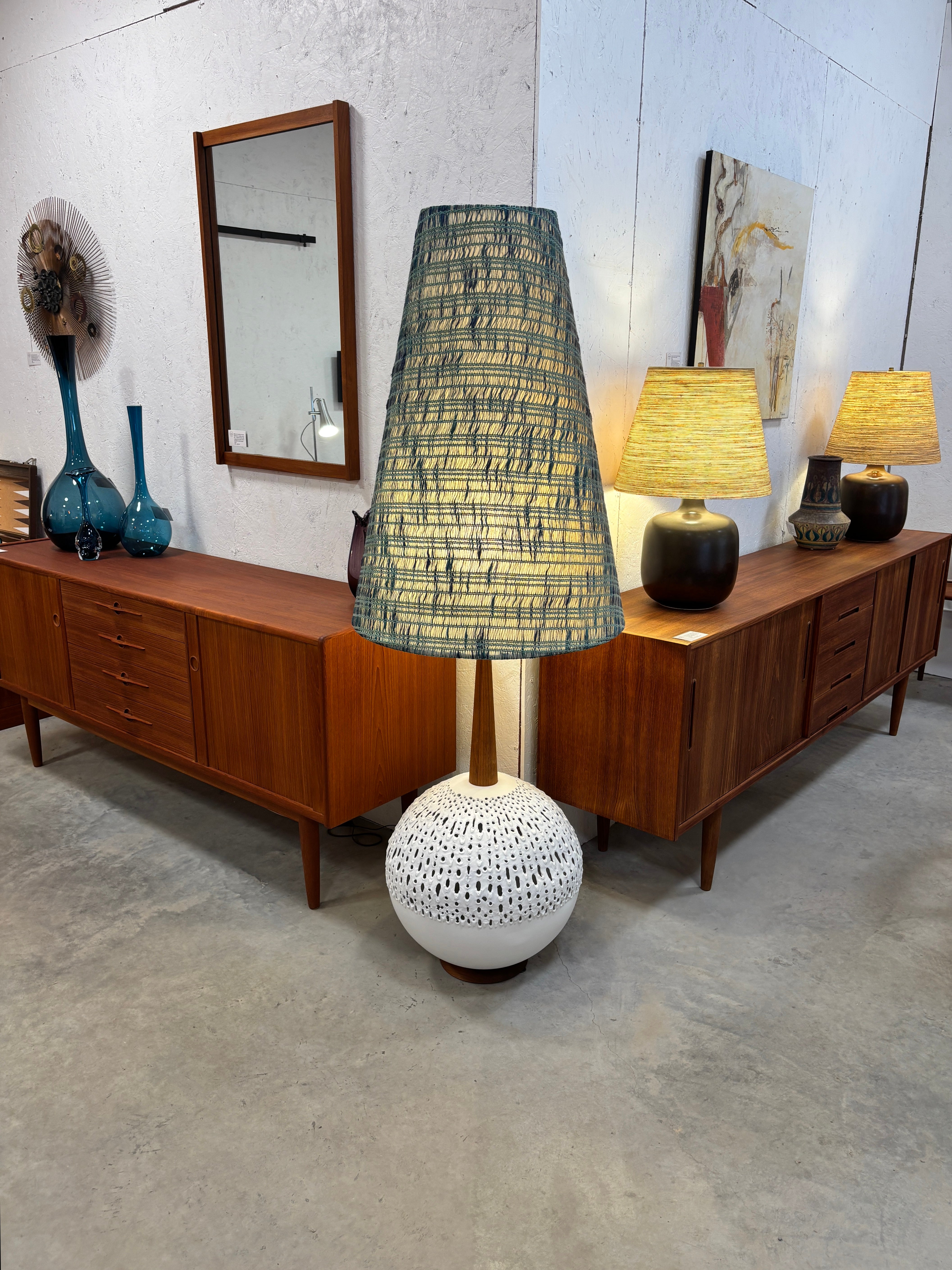 Grande lampe de sol mid century en métal émaillé et noyer, Canada circa 60
