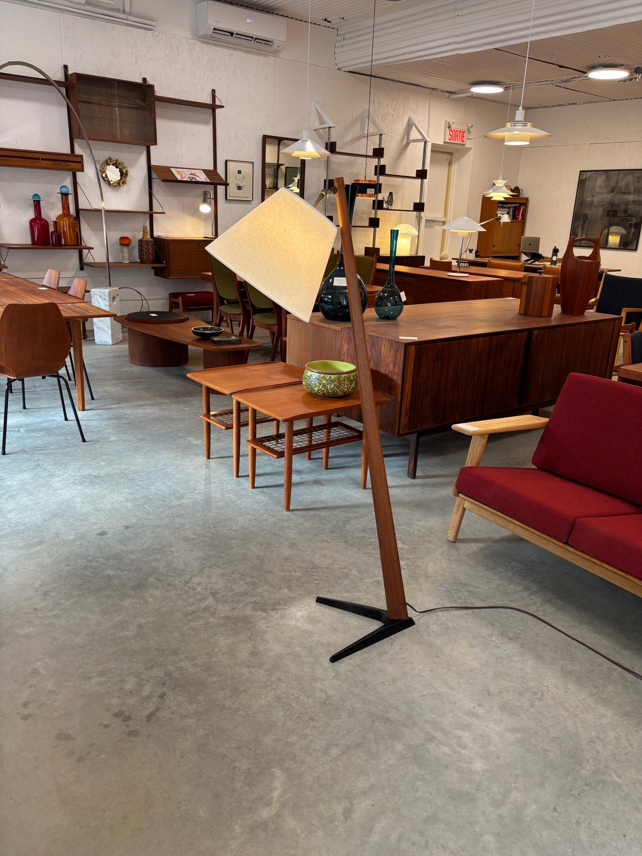 Lampe de sol scandinave en teck et fonte, circa 60