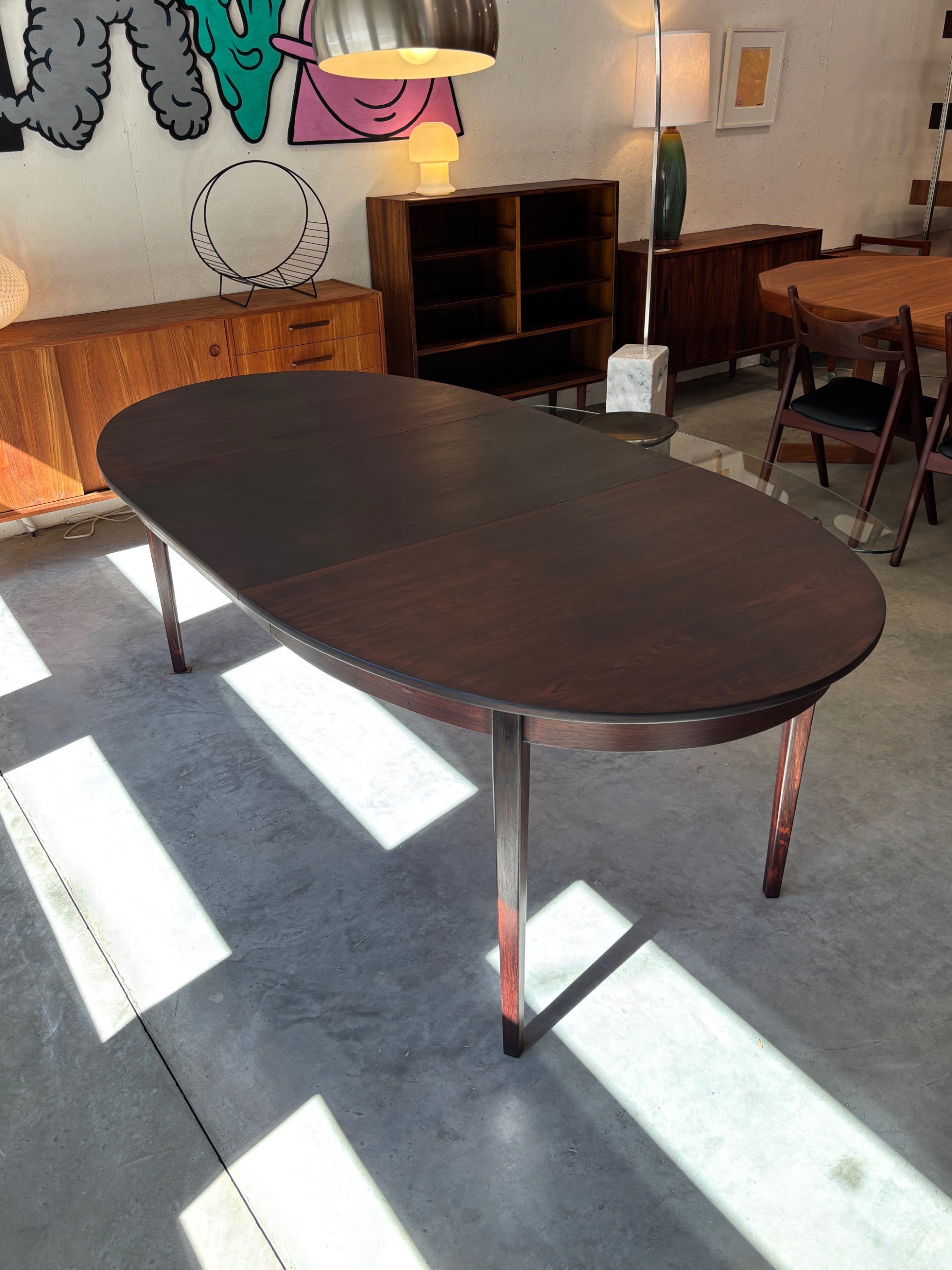 Table à diner ovale scandinave moderne en bois de rose, circa 60