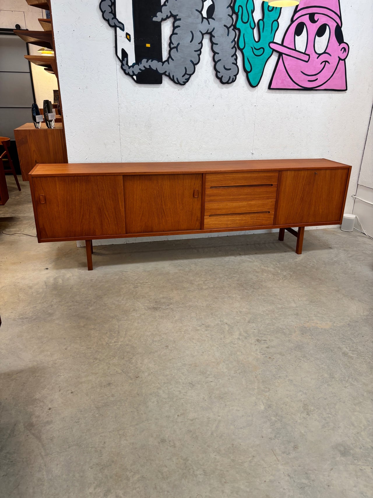 Long buffet modern en teck modèle 'Adril' par Nils Jonsson pour Hugo Troeds, Suède circa 60